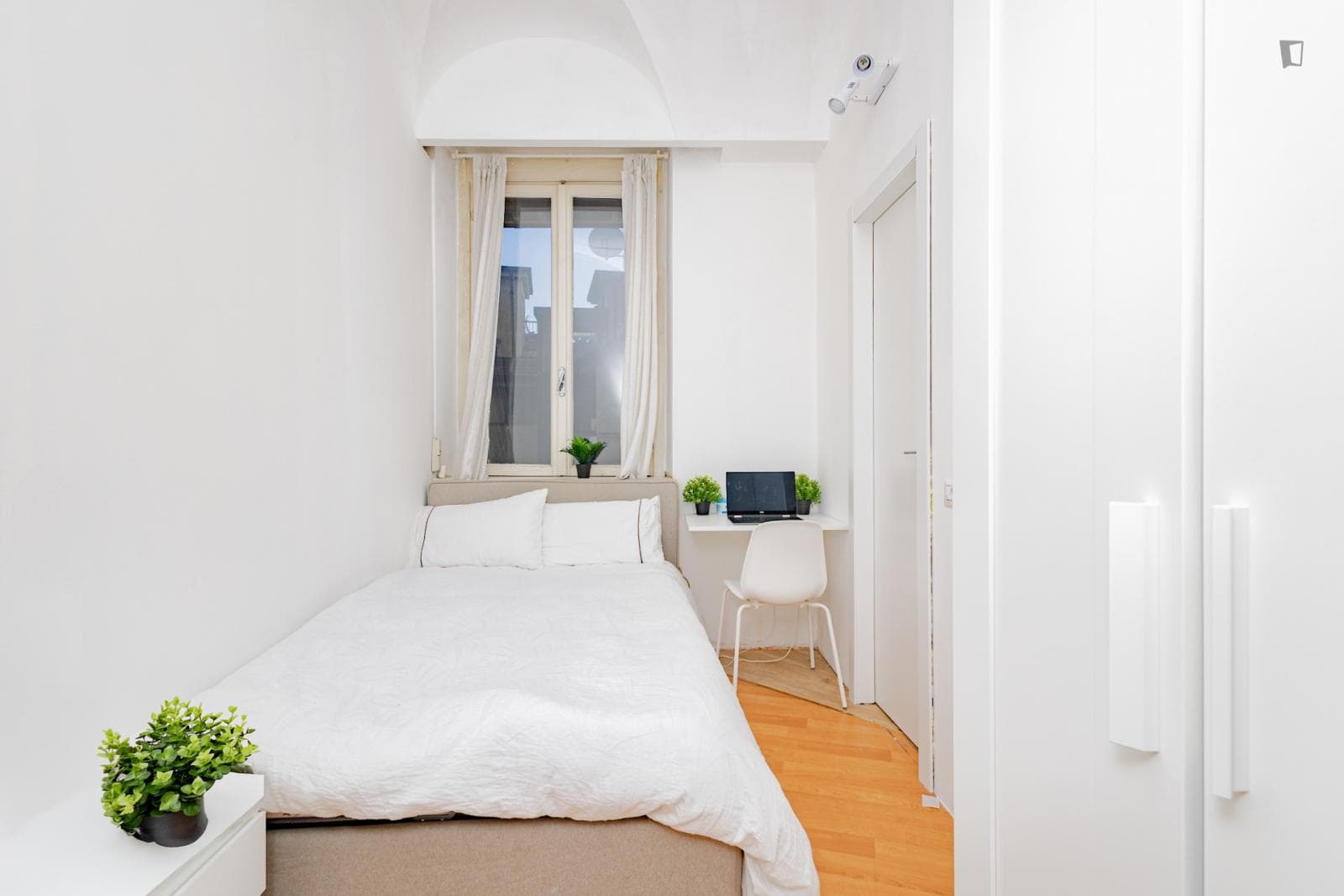 Comfy Single Bedroom in Largo Augusto photo 1