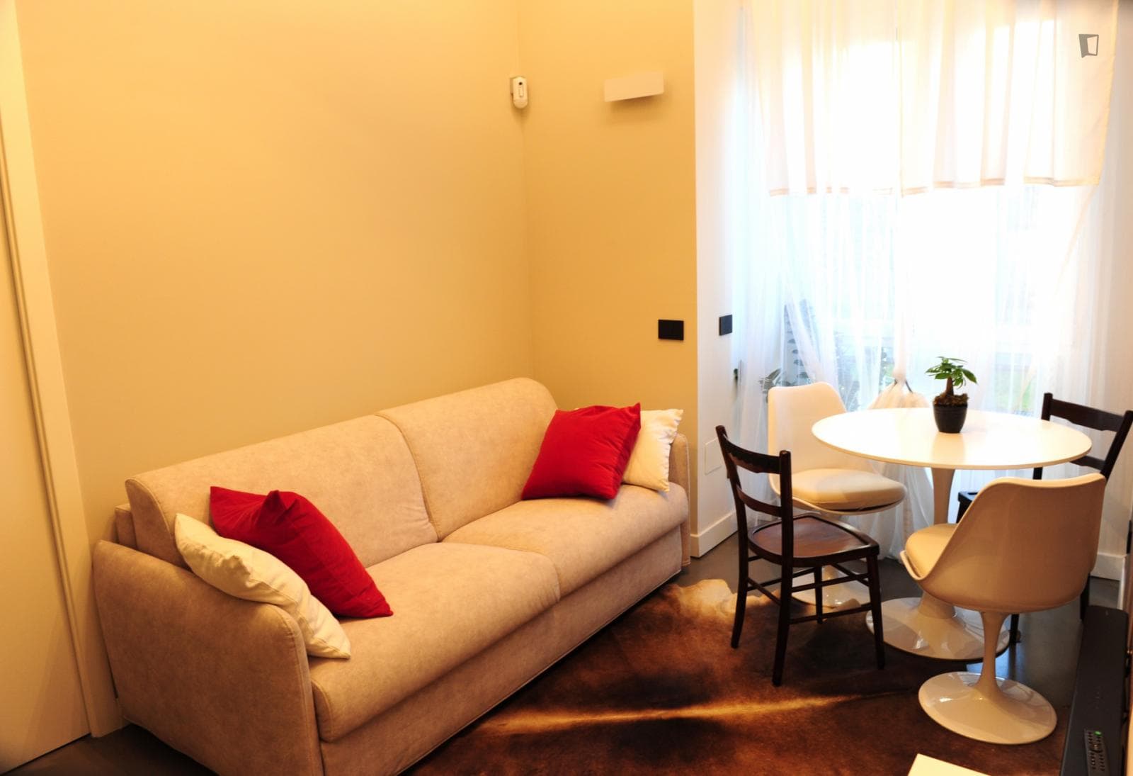 1-bedroom apartment photo 1