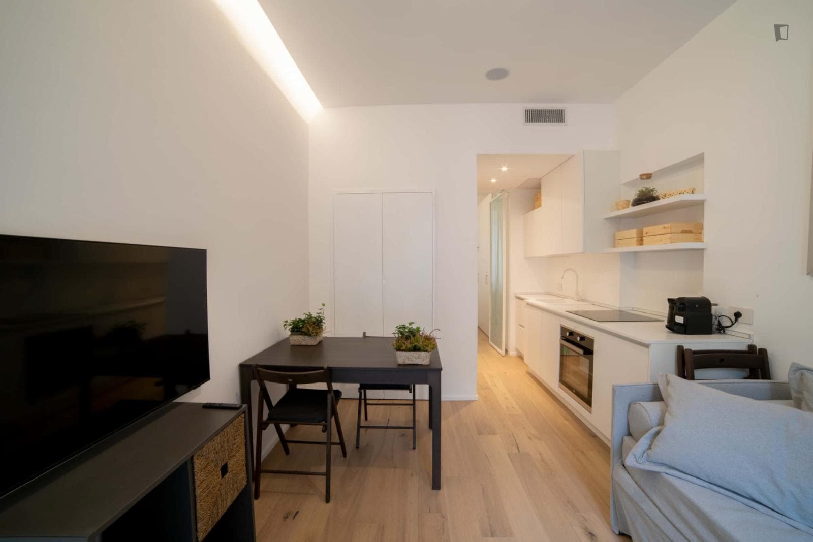 One-Bedroom Apartment in Tortona Area  photo 1
