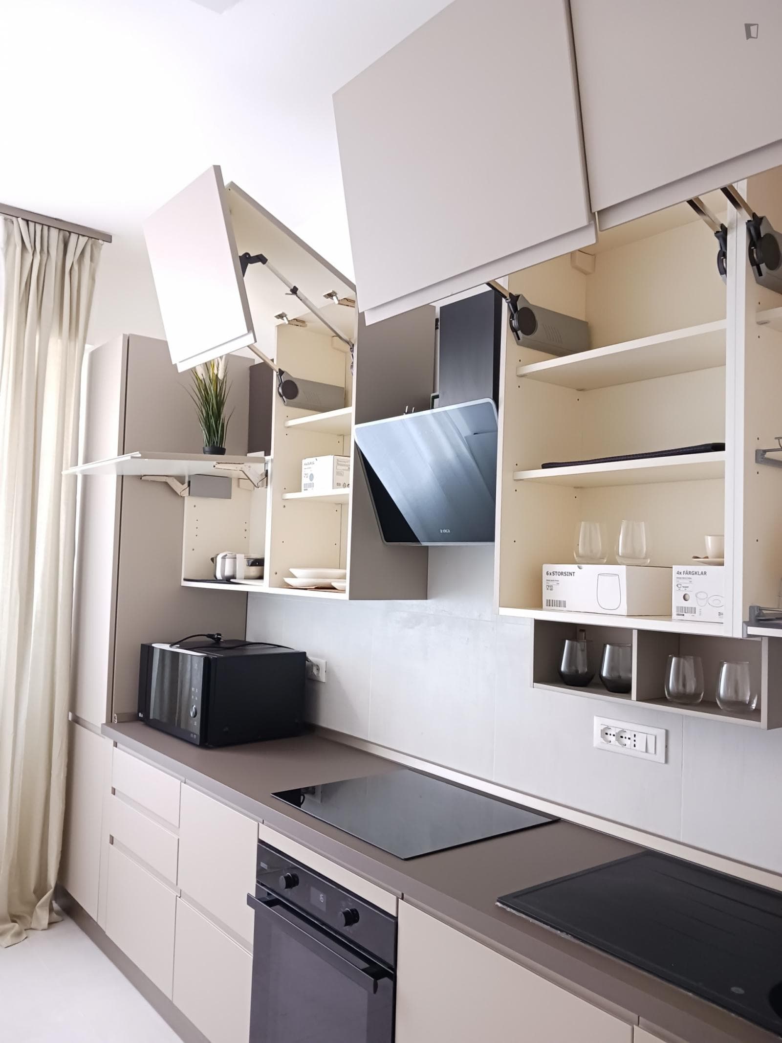 Comfortable double bedroom with balcony close to Portello metro station photo 1
