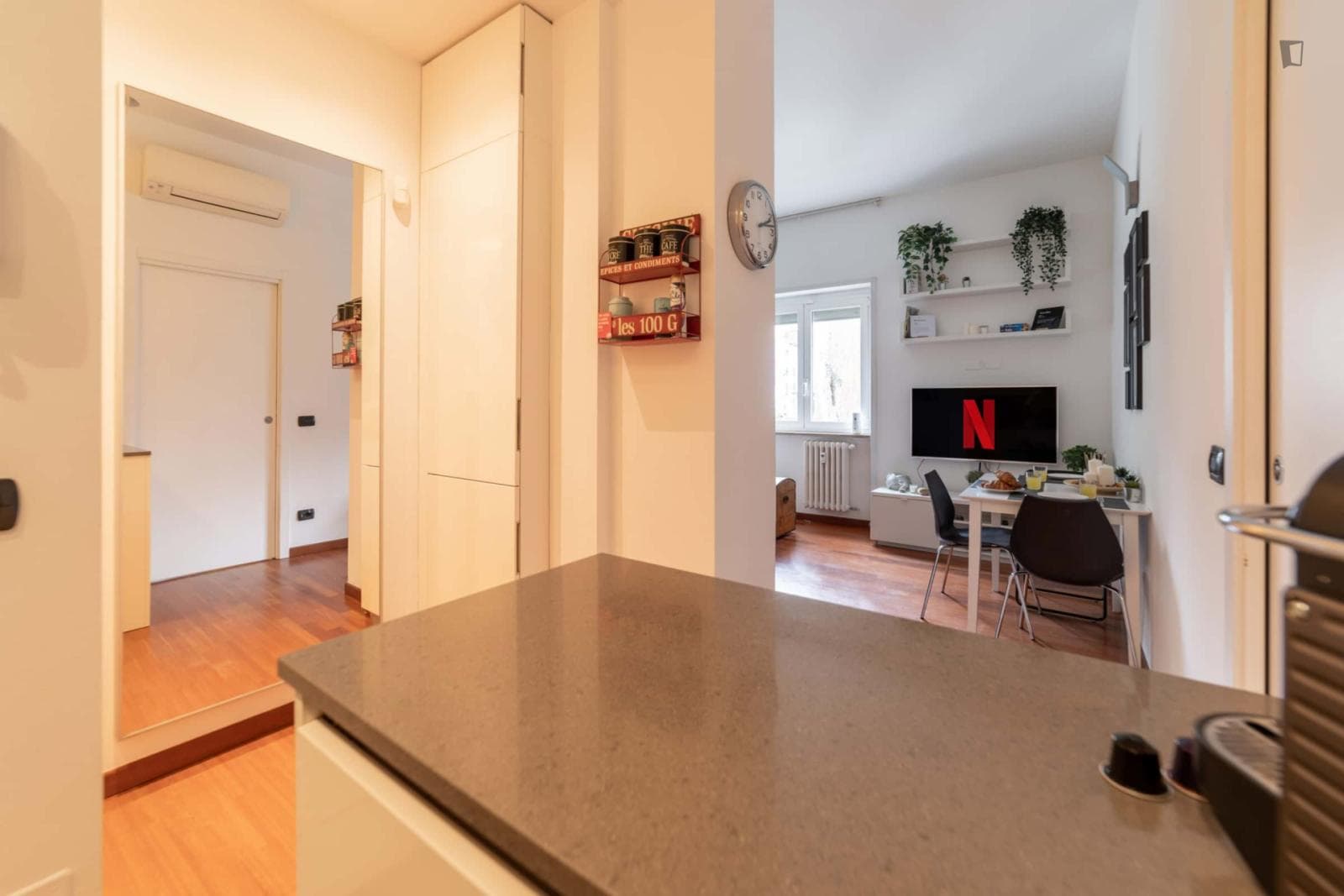 Two-Bedroom Apartment in City Life Area  photo 1