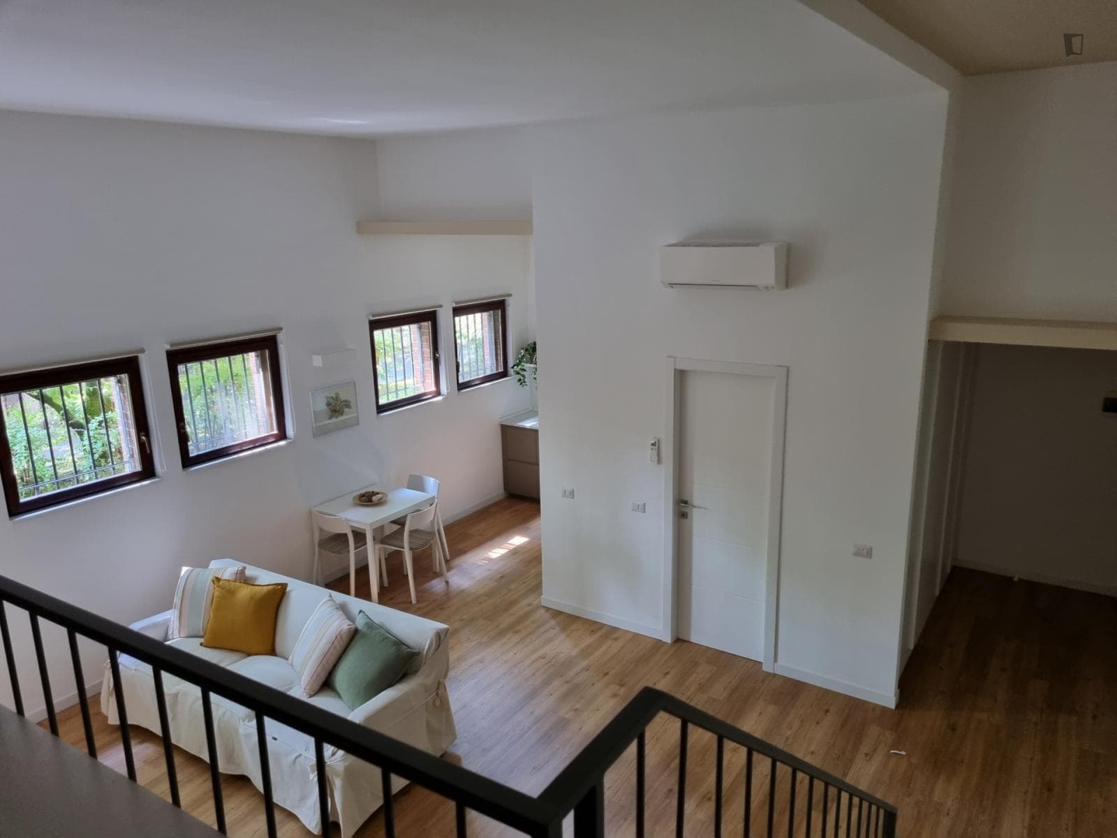 Spacious 2-bedroom apartment photo 1