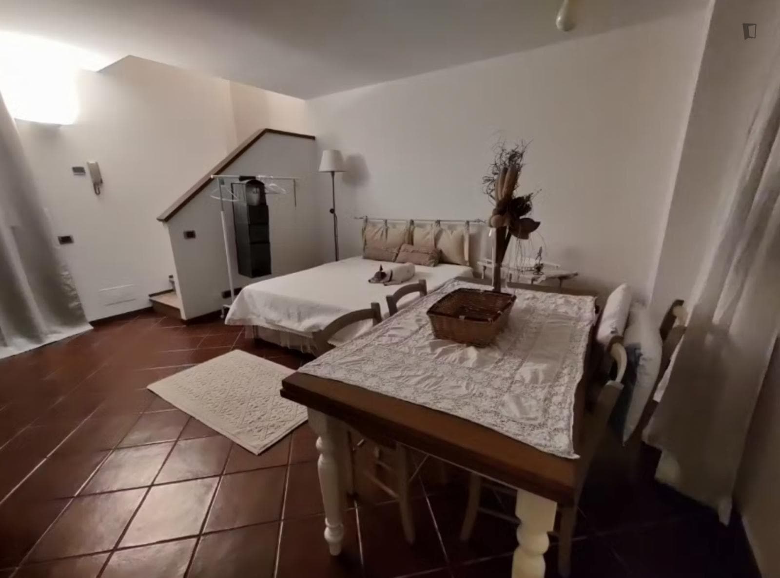 Bedroom in a shared villa with garden photo 1