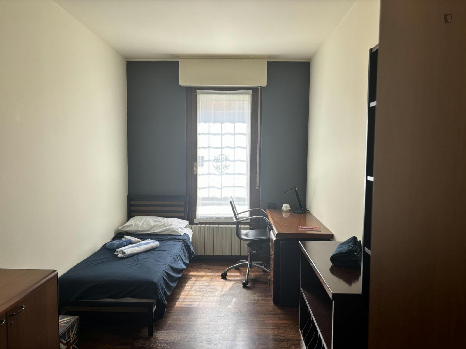 Single bedroom in a 3-bedroom flat in Trezzano photo 1