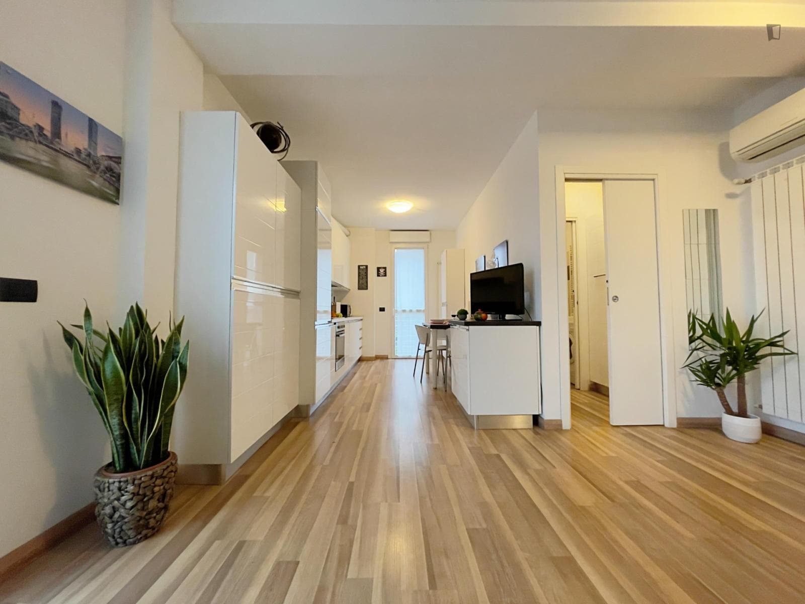 Snug single bedroom near the Bovisa  train station photo 1