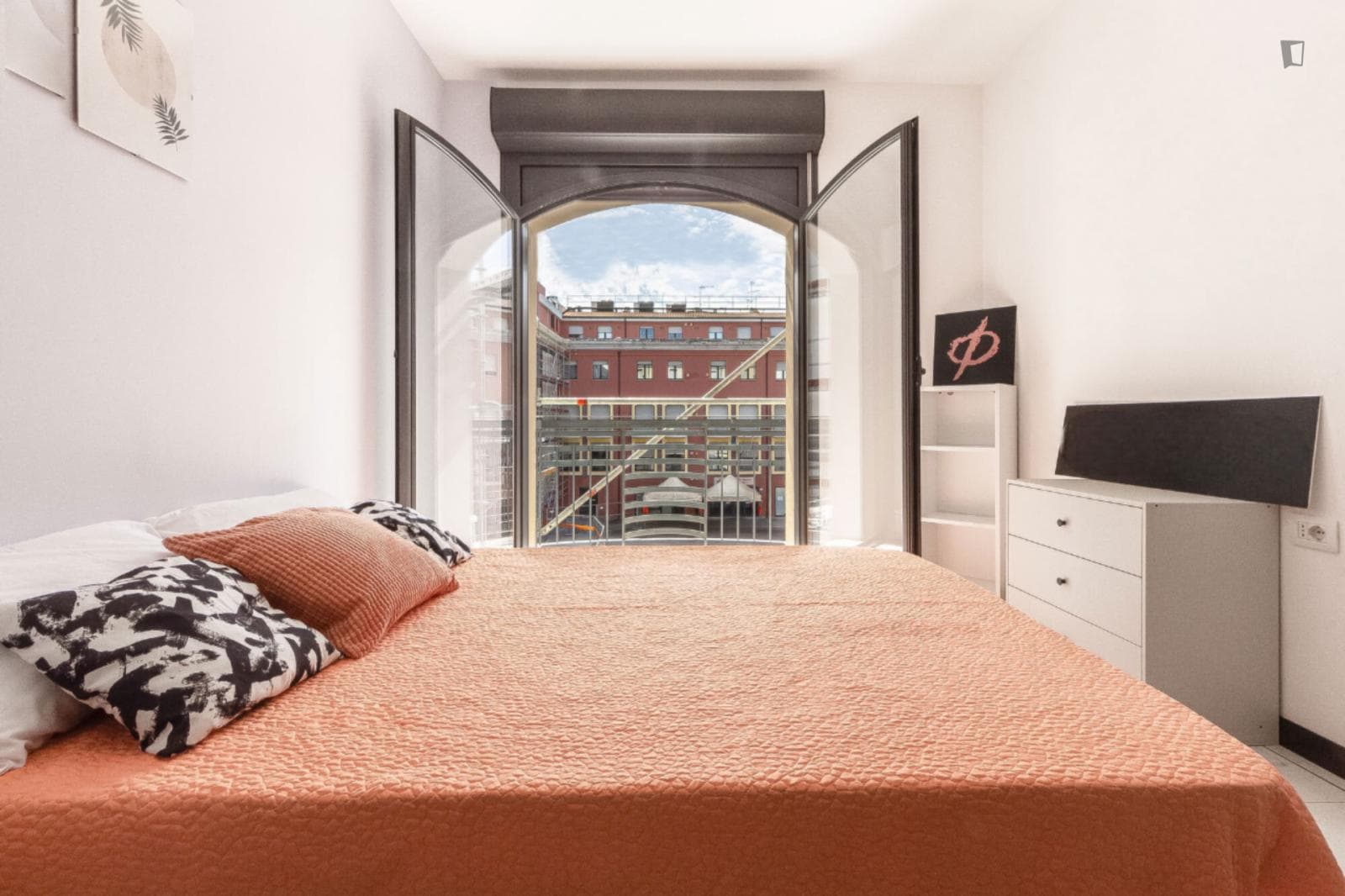 Spacious single ensuite bedroom in Sassari photo 1