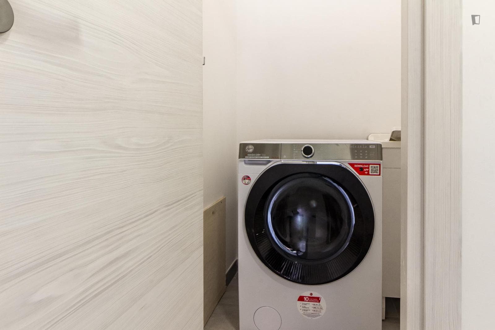 Large double ensuite bedroom in the heart of Sassari photo 1
