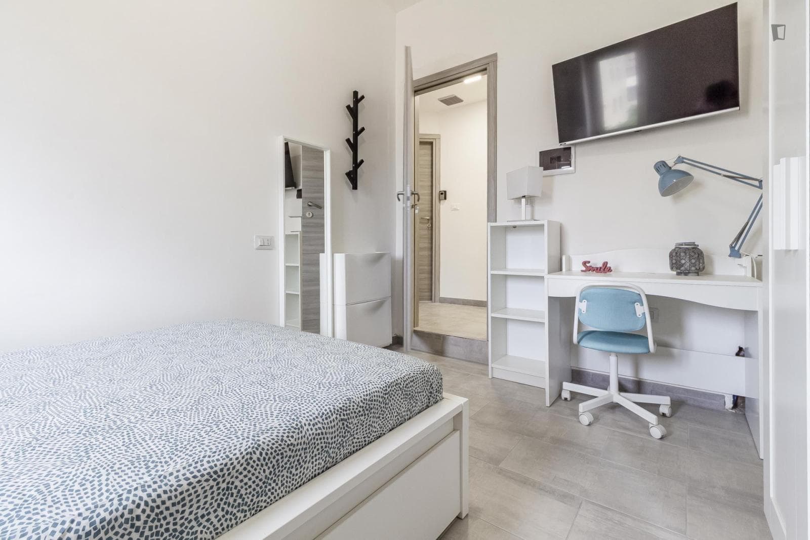 Elegant double ensuite bedroom in the heart of Sassari photo 1