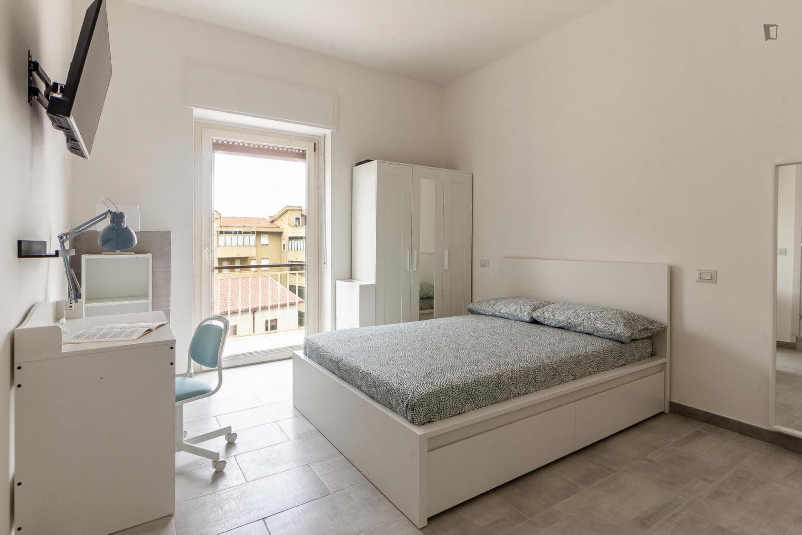 Alluring double ensuite bedroom in the centre of Sassari photo 1