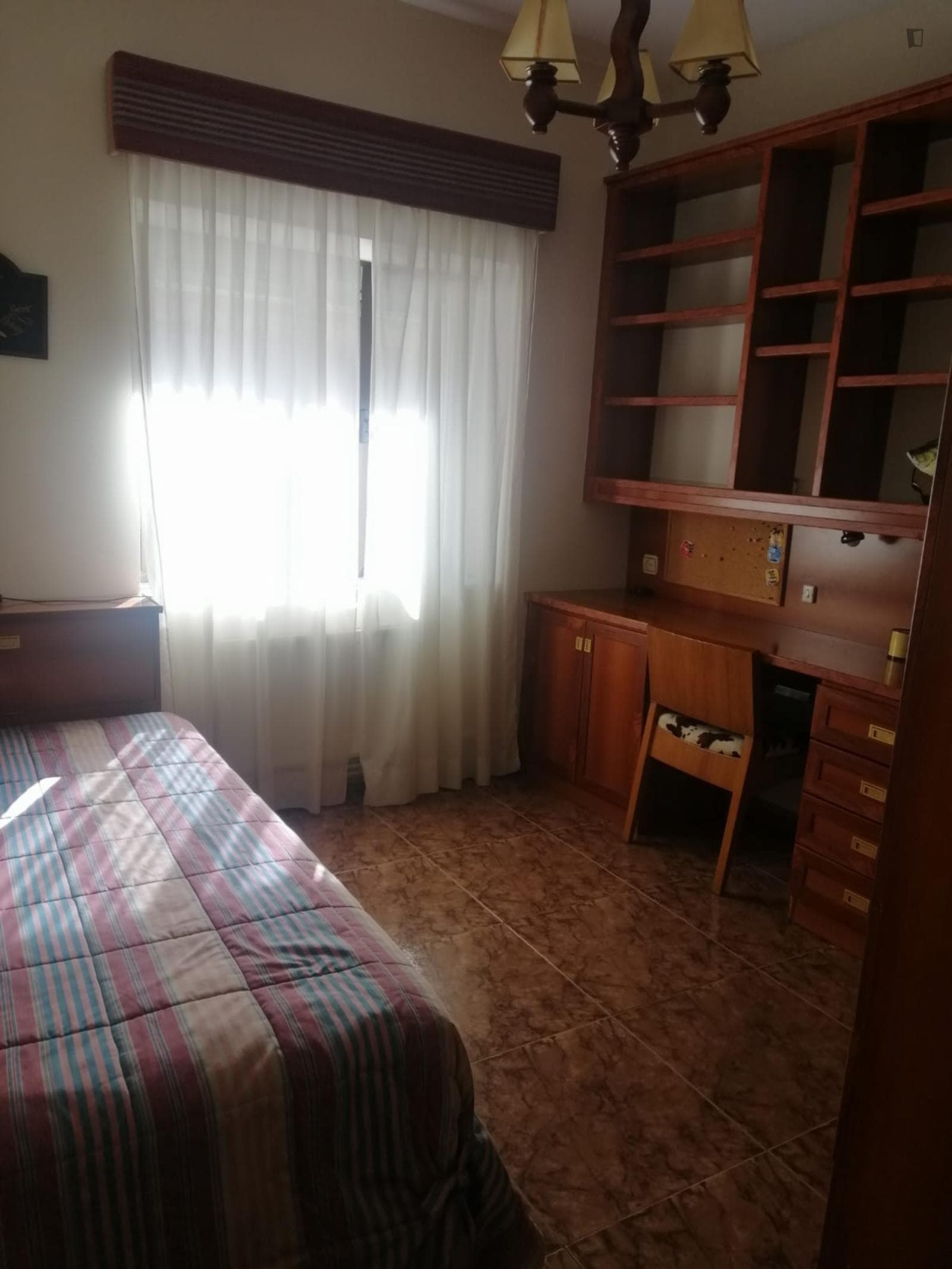Single bedroom in 4-bedroom house photo 1