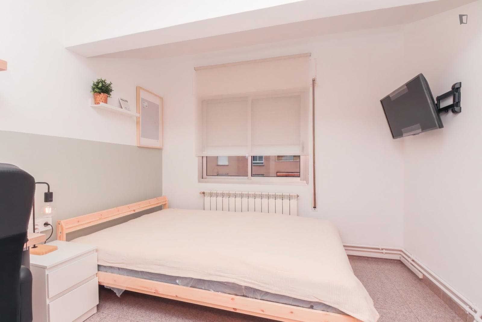 Cozy single bedroom in a property with balcony photo 1