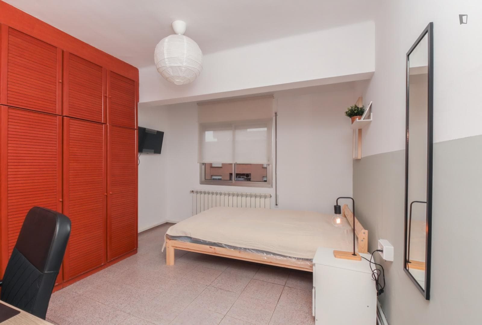 Attractive single bedroom in a property with balcony photo 1