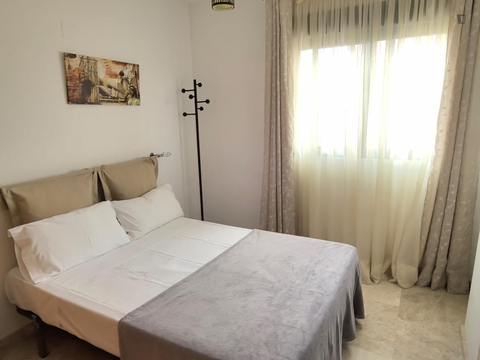Snug double bedroom in Garbinet photo 1
