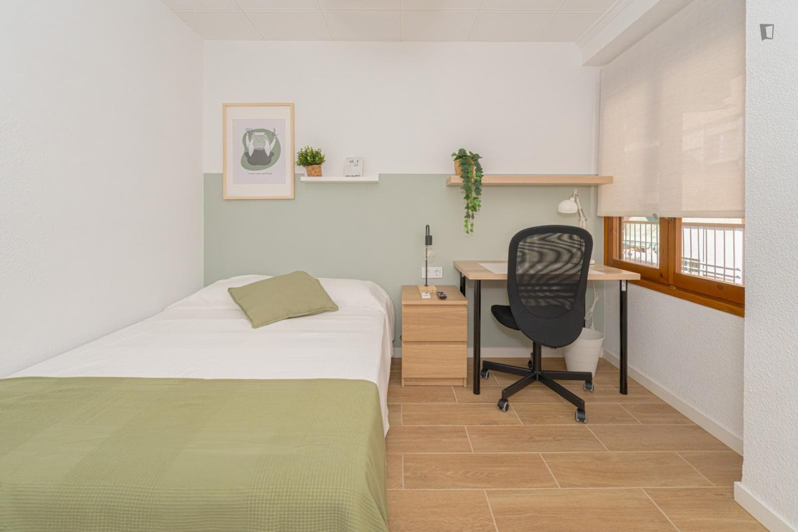 Appealing single bedroom with balcony photo 1