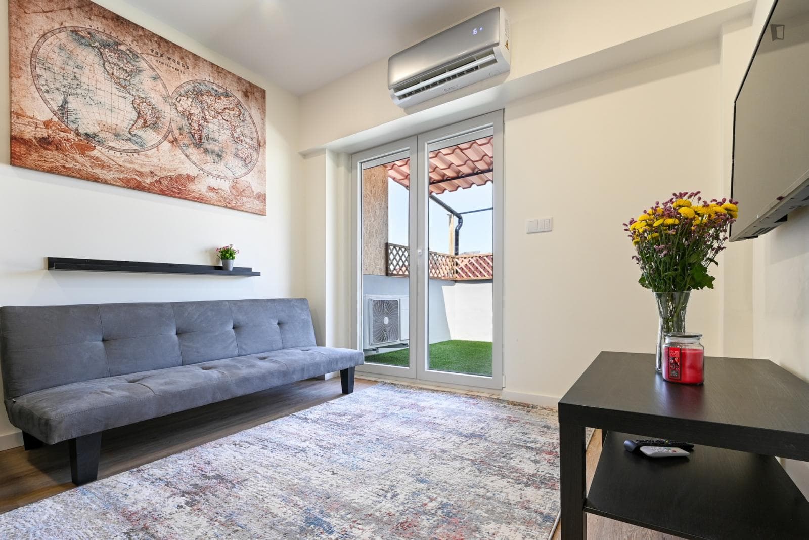 Awesome1-bedroom apartment with a terrace, near the B raga train station photo 1