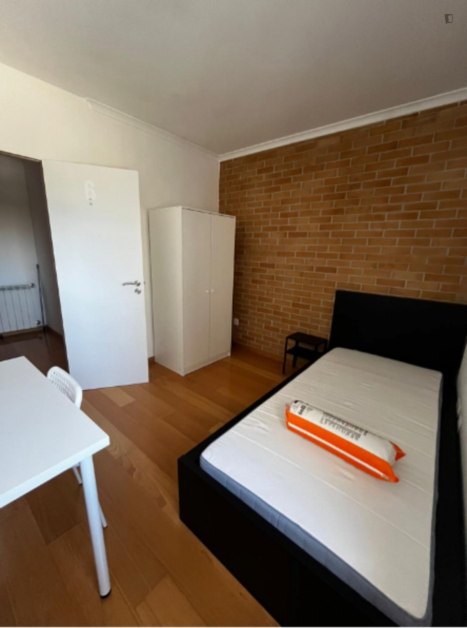 Warm Single Bedroom close to Famalicão Market photo 1