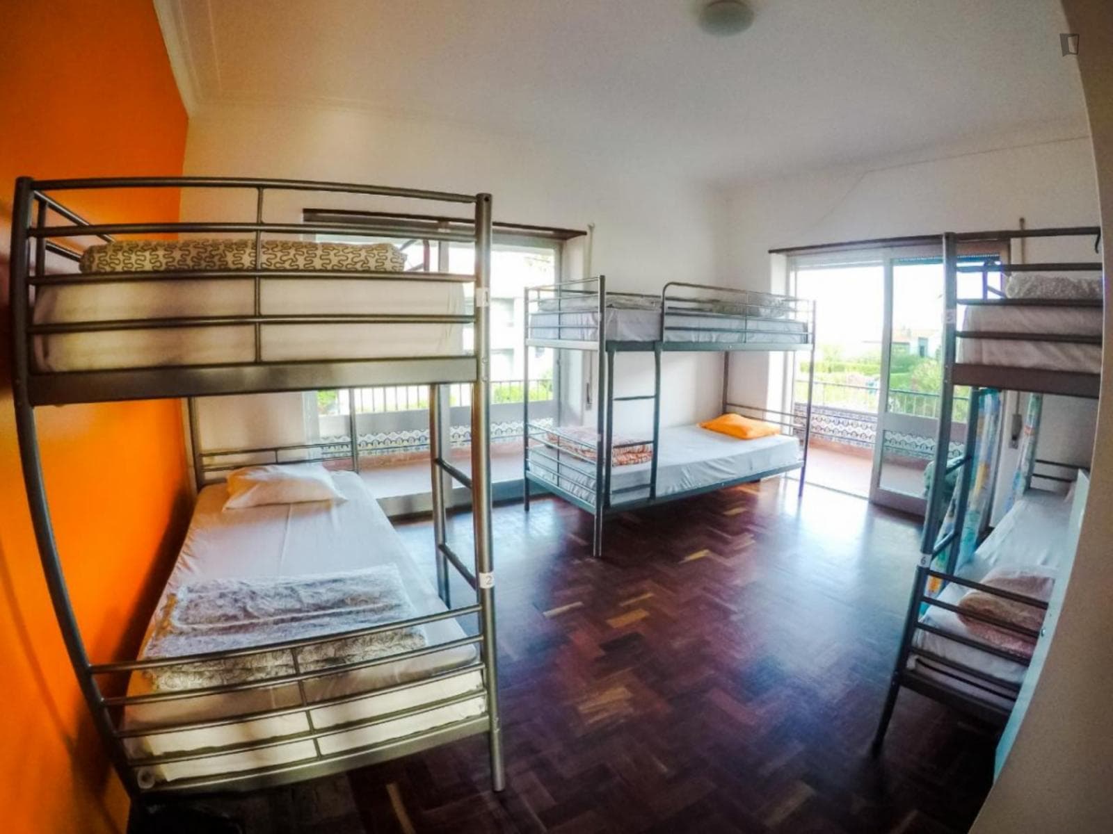 Cosy bed in a shared bedroom in Carcavelos photo 1