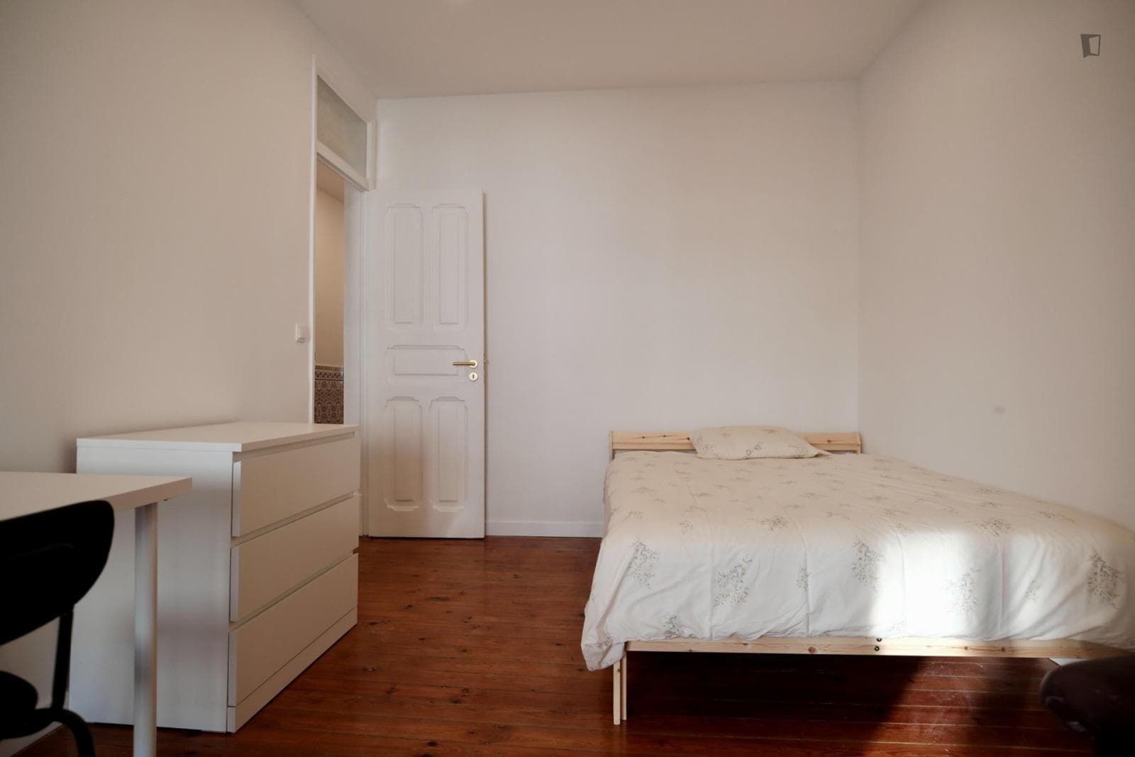 Alluring Double Bedroom close to University of Lisbon photo 1