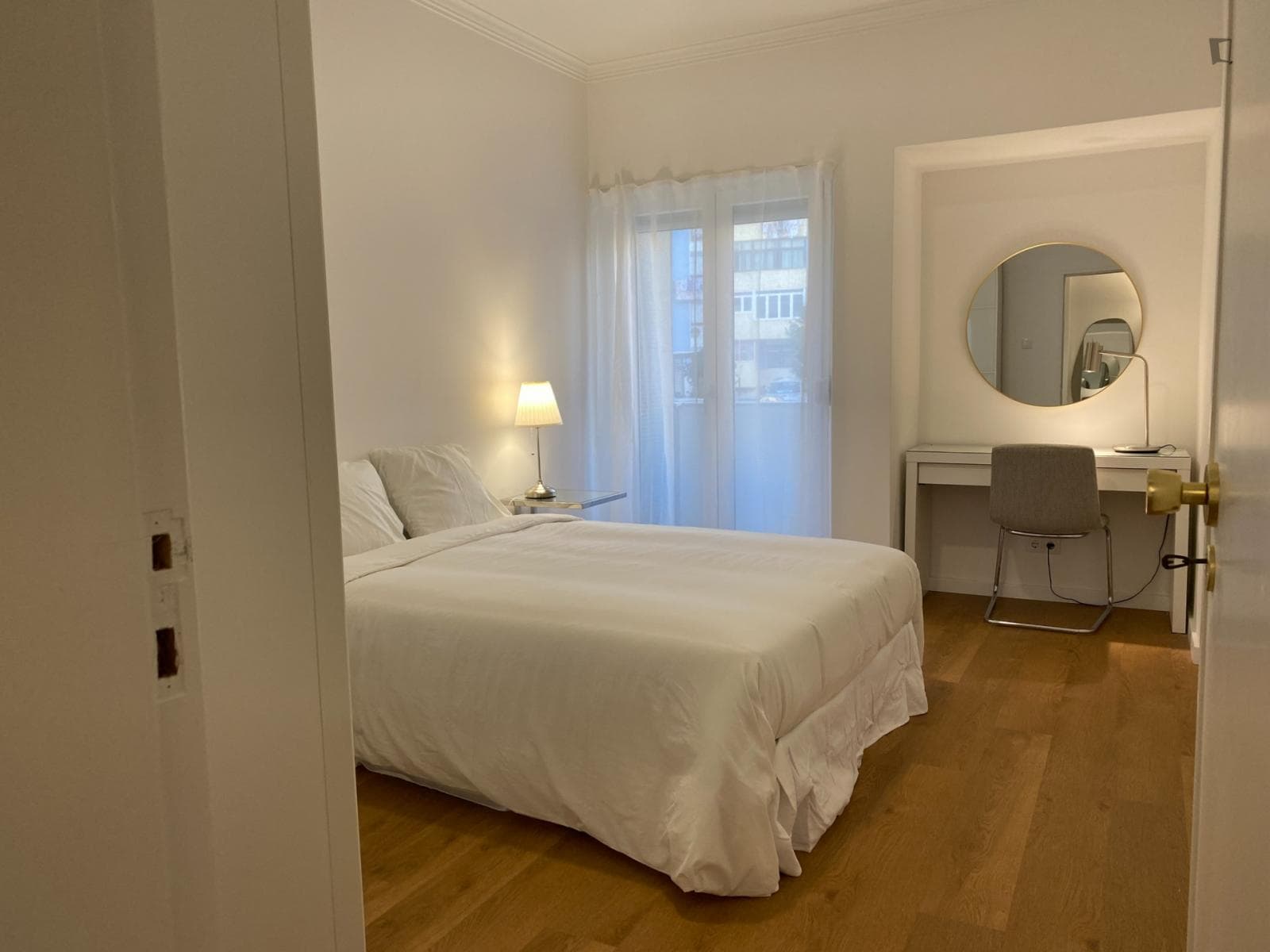 Sunny bedroom in a 3-bedroom flat photo 1
