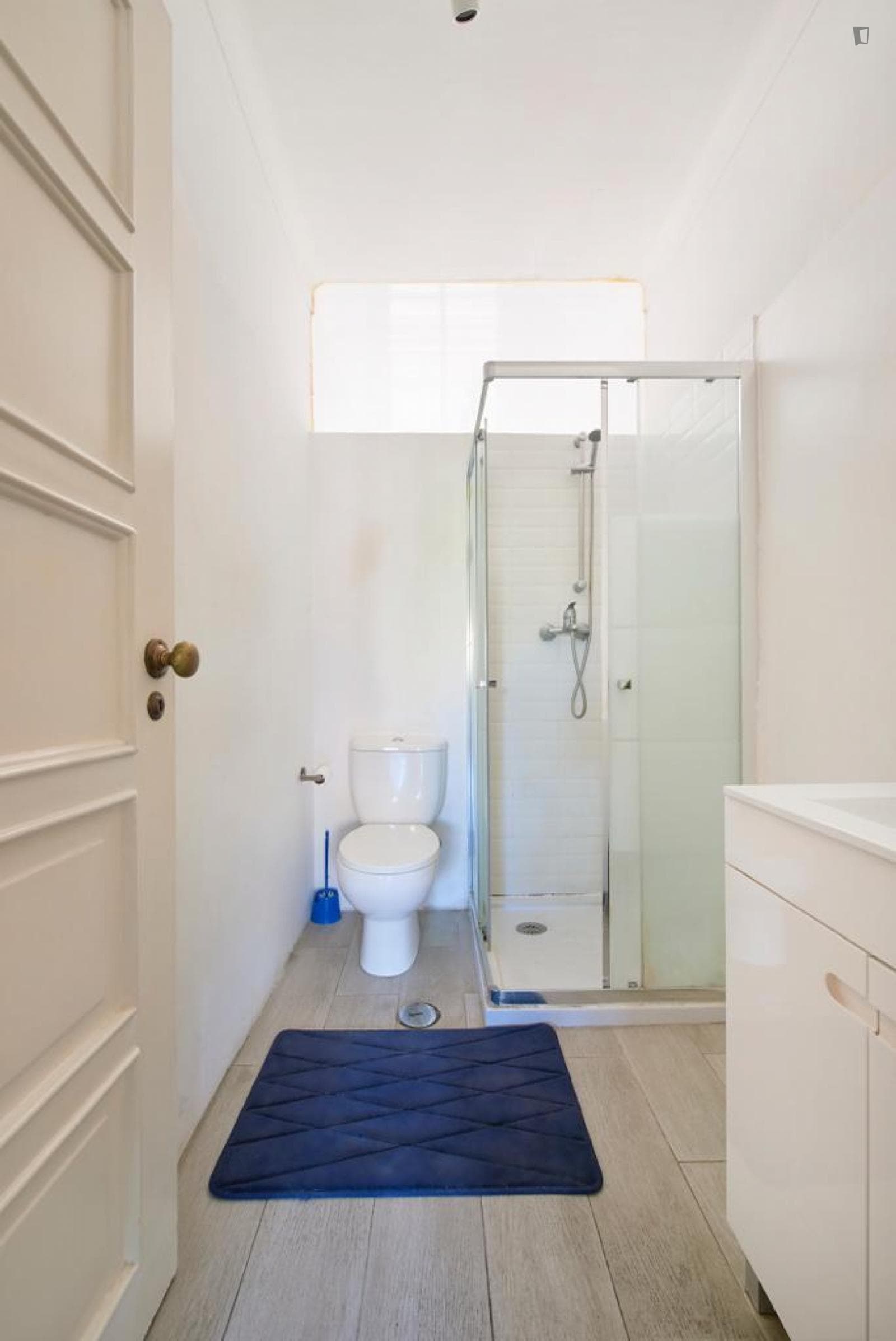Amazing Double Ensuite Bedroom in a 6-bedroom flat photo 1