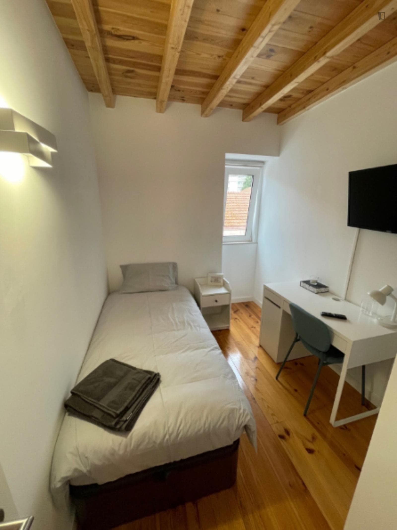 Inviting Single Bedroom close to Lisbon University  photo 1