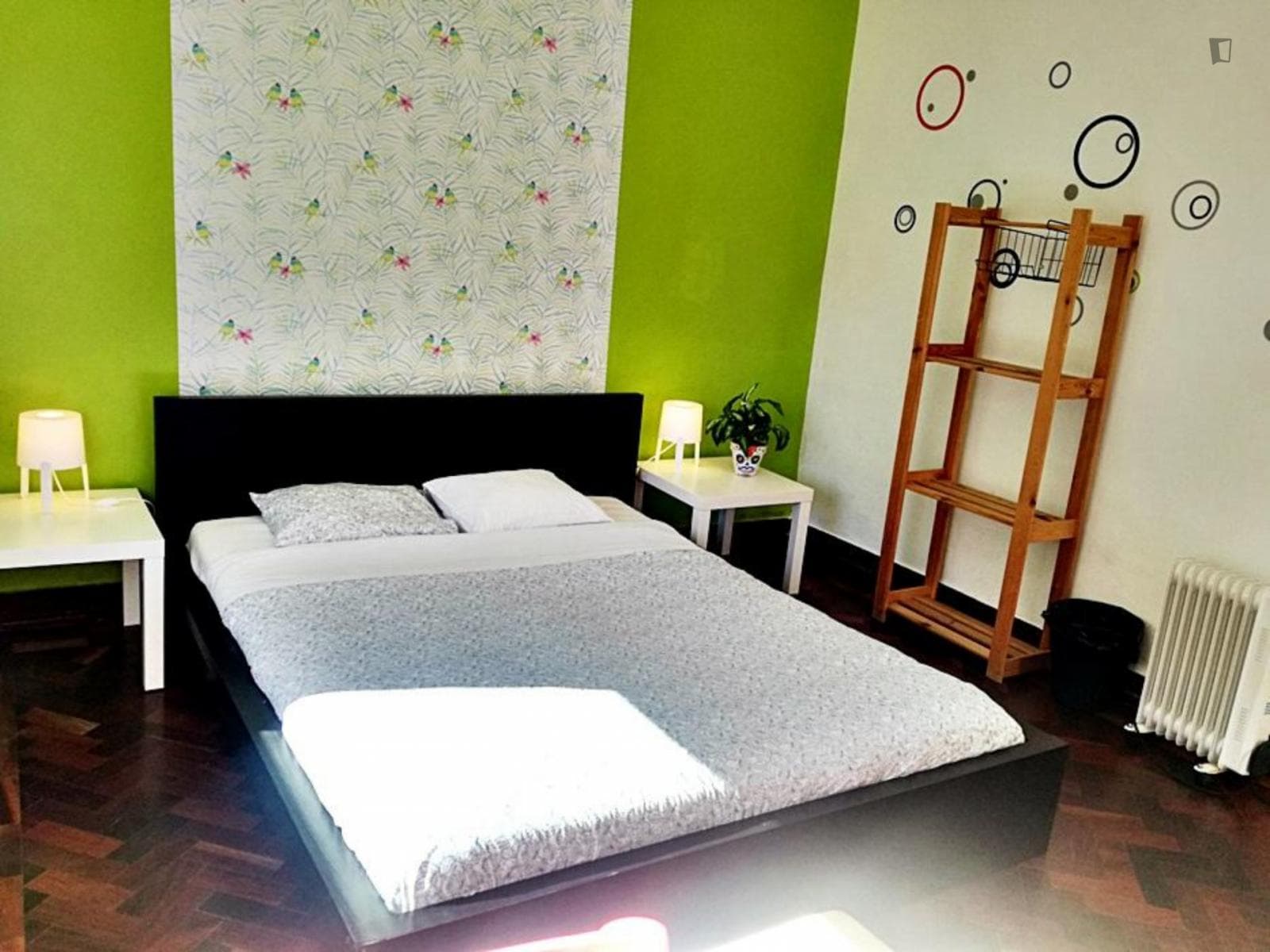 Vibrant and welcoming room in a hostel in Carcavelos photo 1