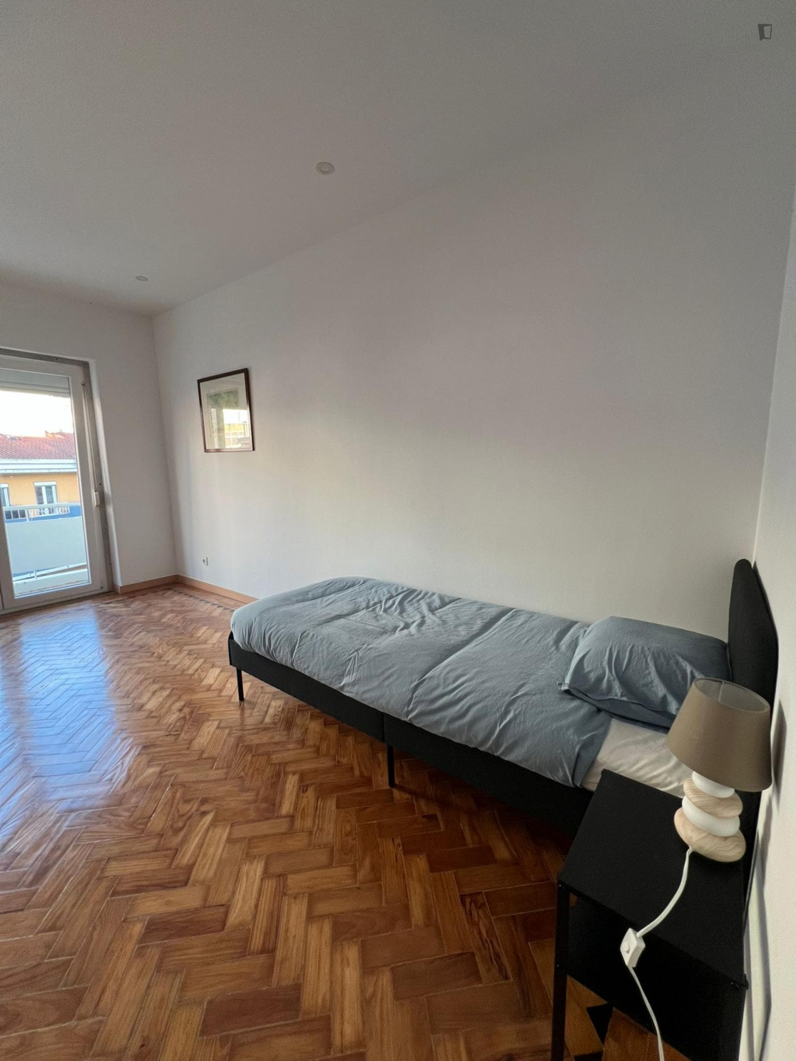 Sunny single bedroom in Almada  photo 1