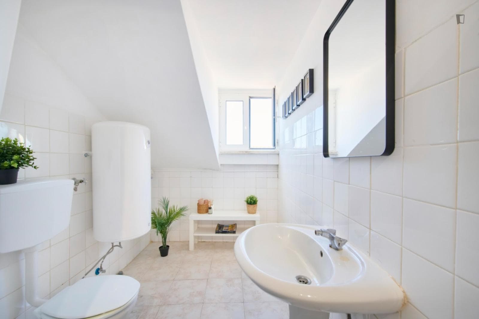 Spacious Double Bedroom close to ISEG photo 1