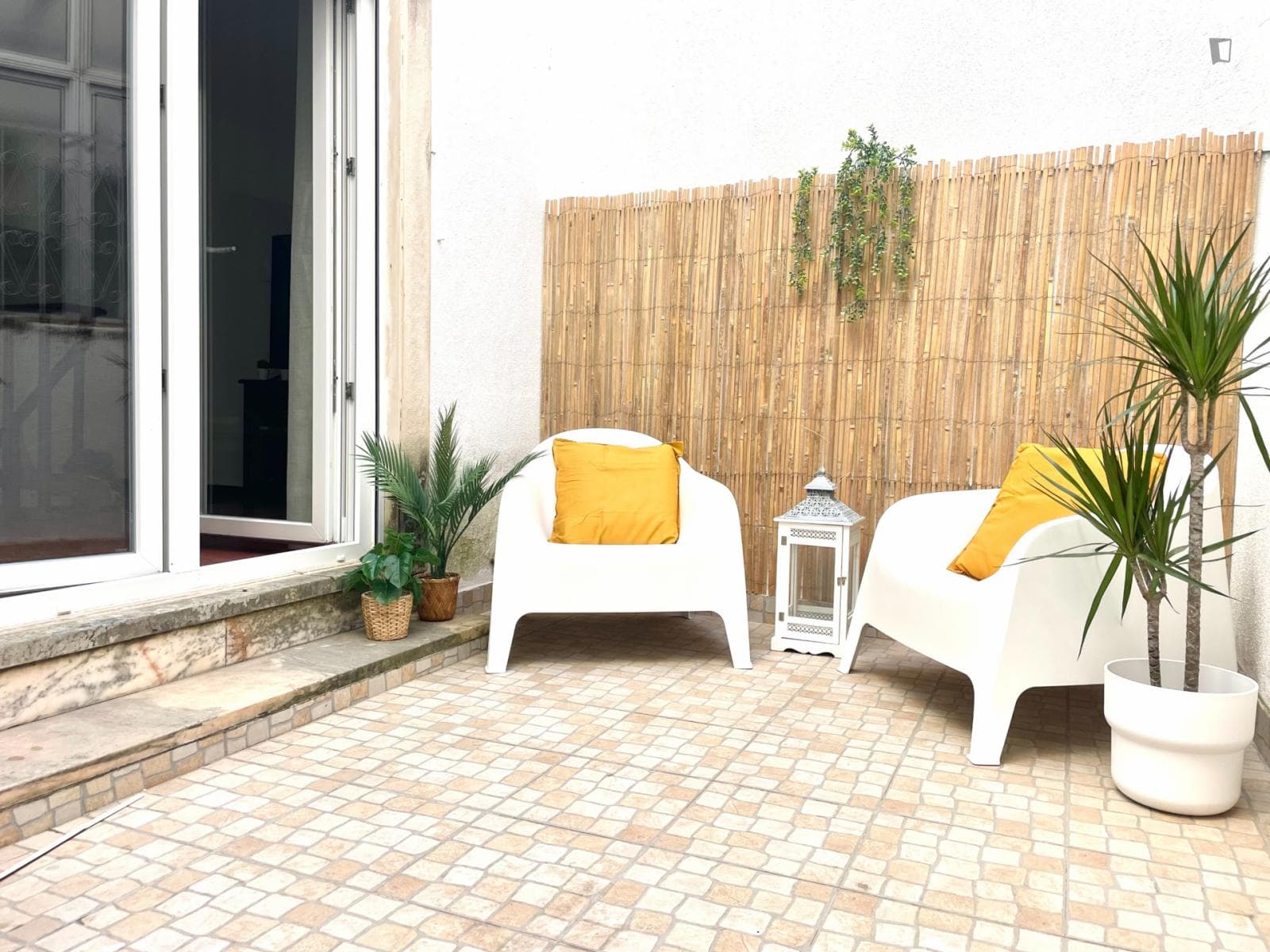 Cozy 2-Bedroom Apartment with a Terrace close to Cascais Bay photo 1