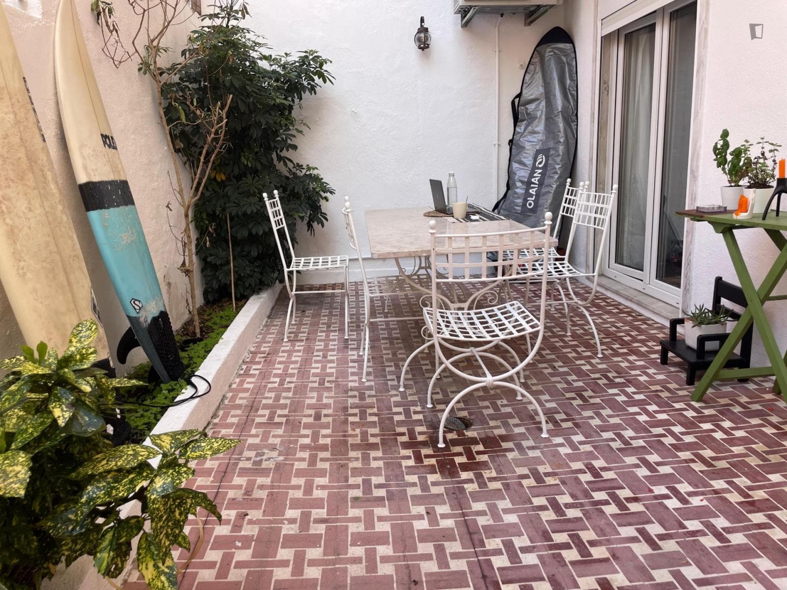 Irresistible 1 Bedroom Apartment with a Backyard close to Beach Dafundo photo 1