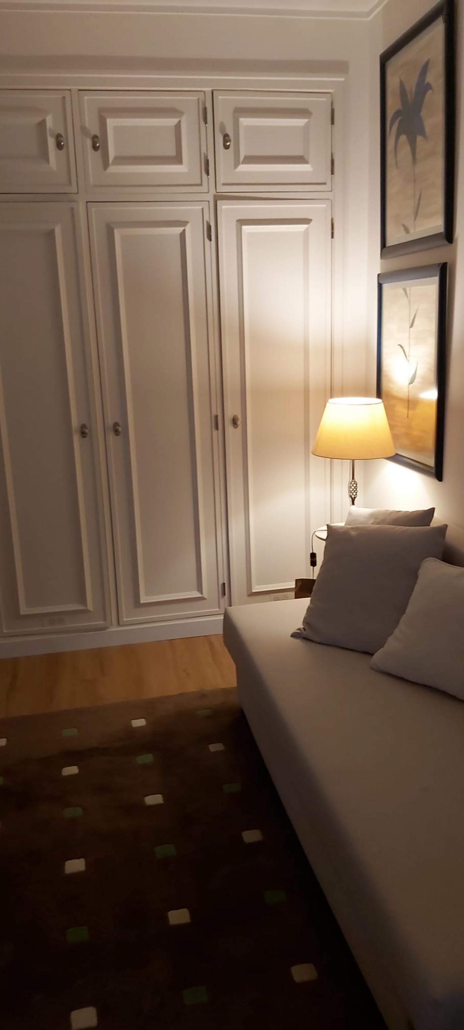 Lovely single bedroom with a private bathroom in a condominium in Estoril photo 1