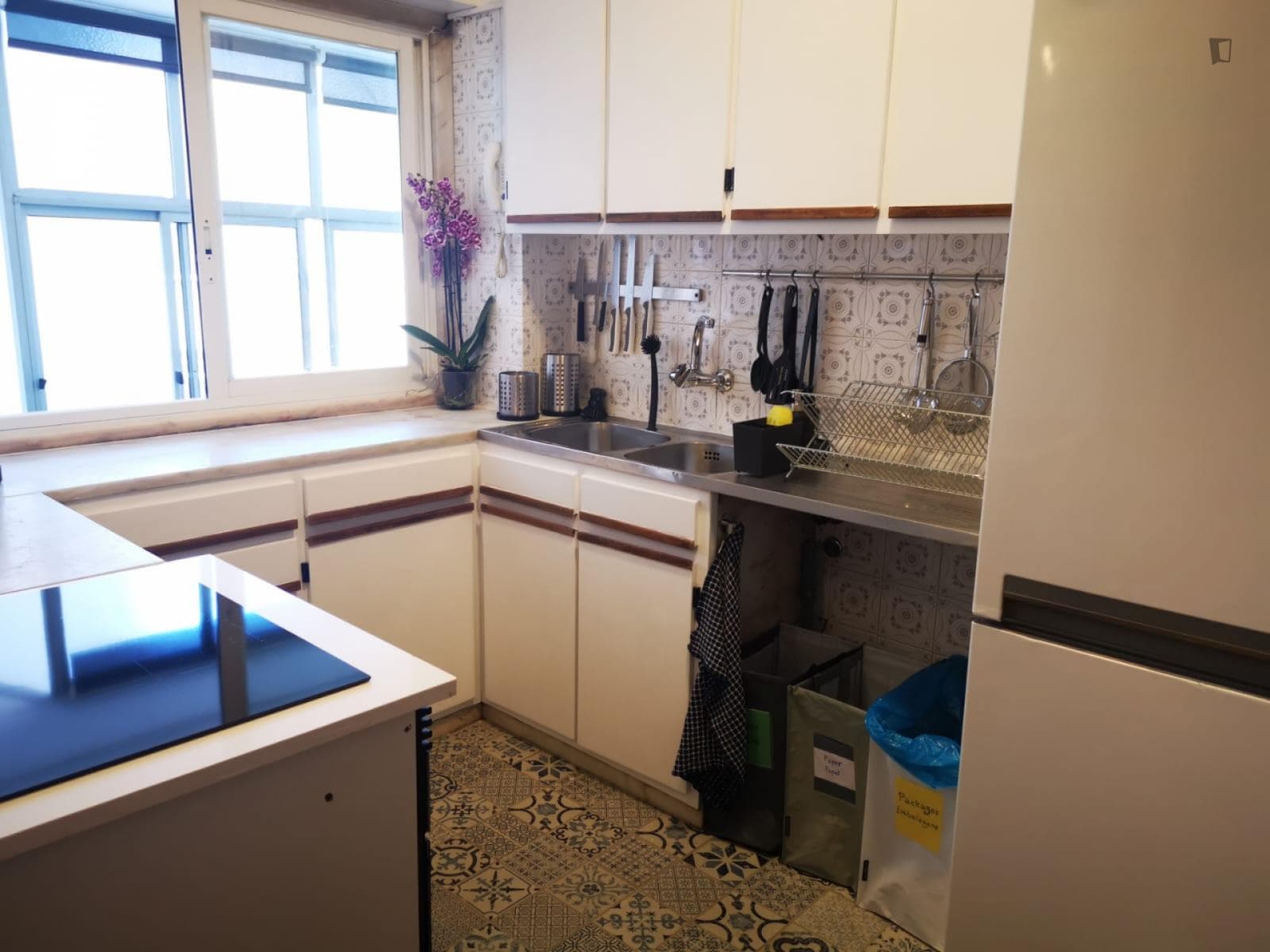 Beautiful double bedroom, with enclosed balcony, near Anjos metro station photo 1
