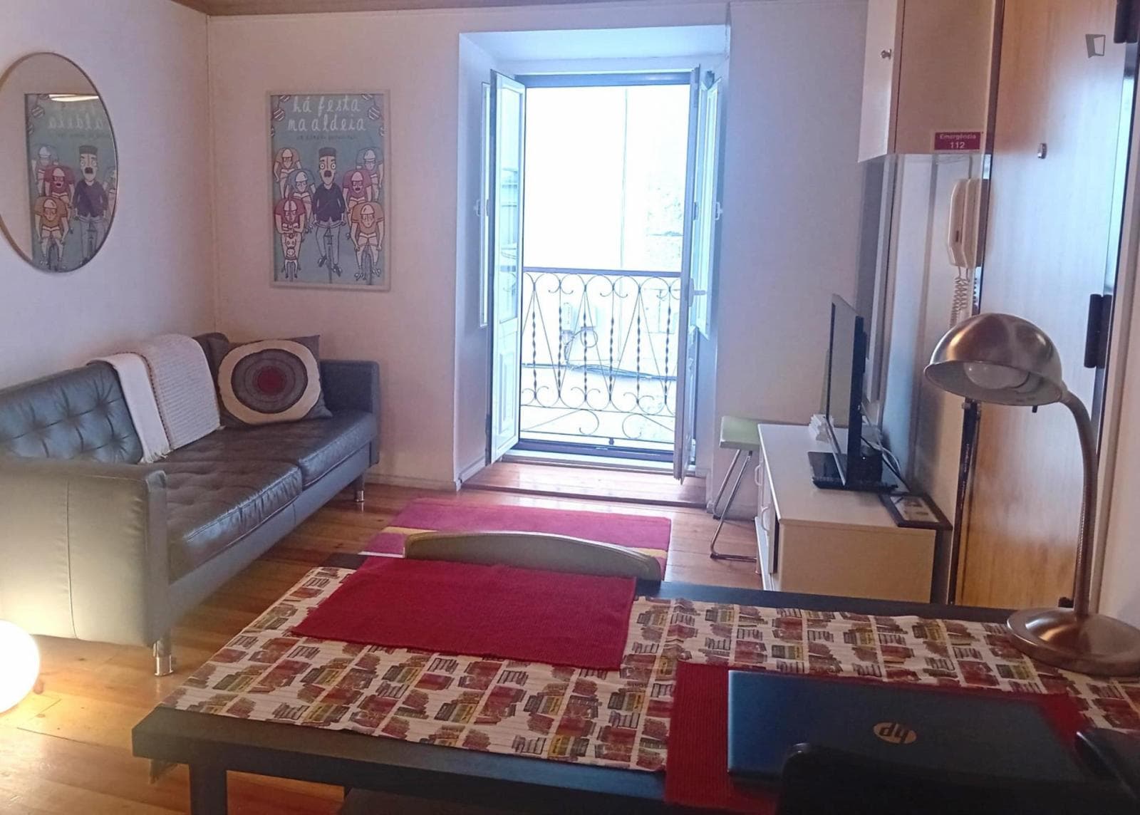 Cozy central apartment near Feira da Ladra and the Castle in charming old Lisbon photo 1
