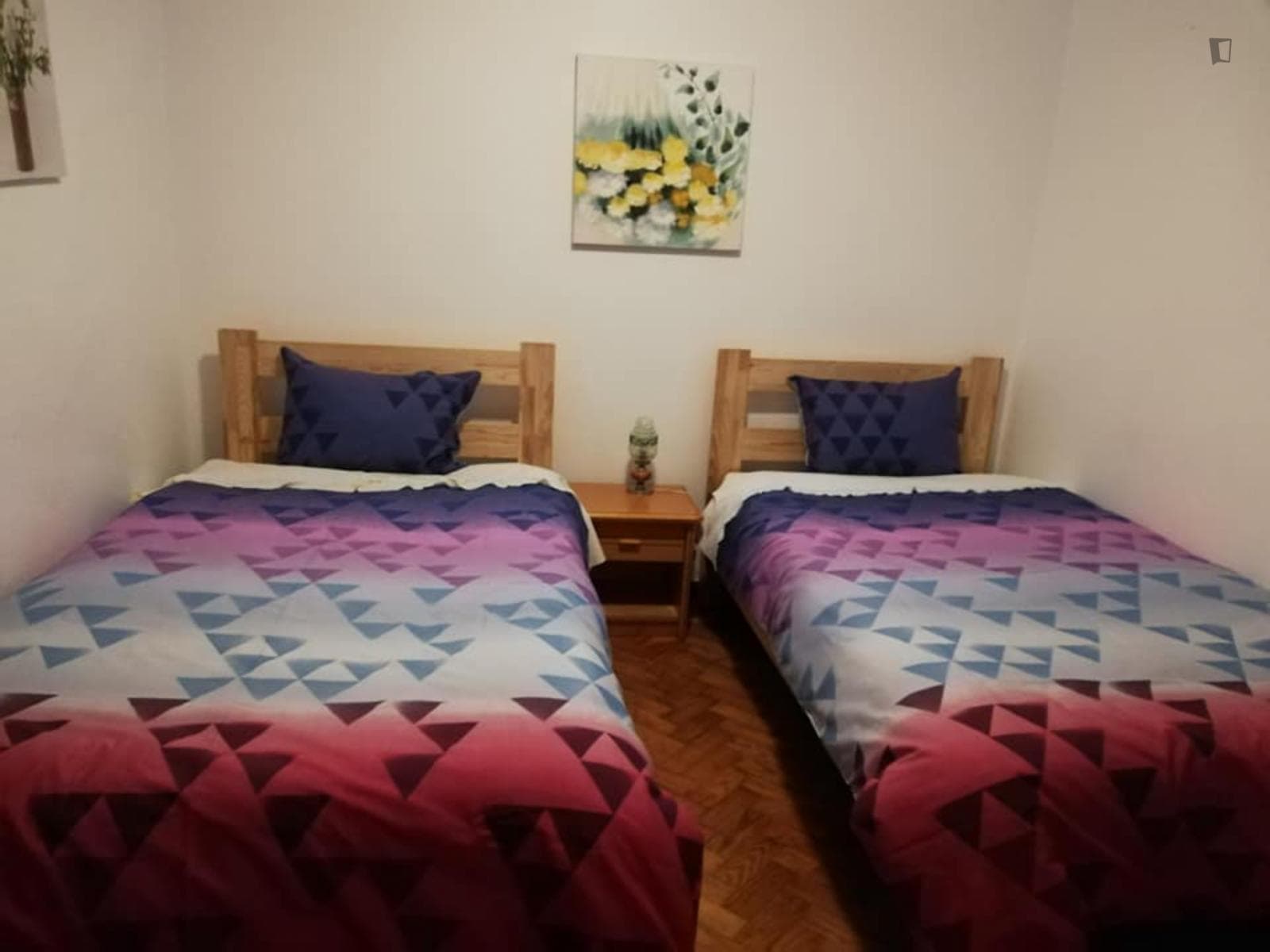 Multiple beds bedroom in 3-bedroom apartment photo 1