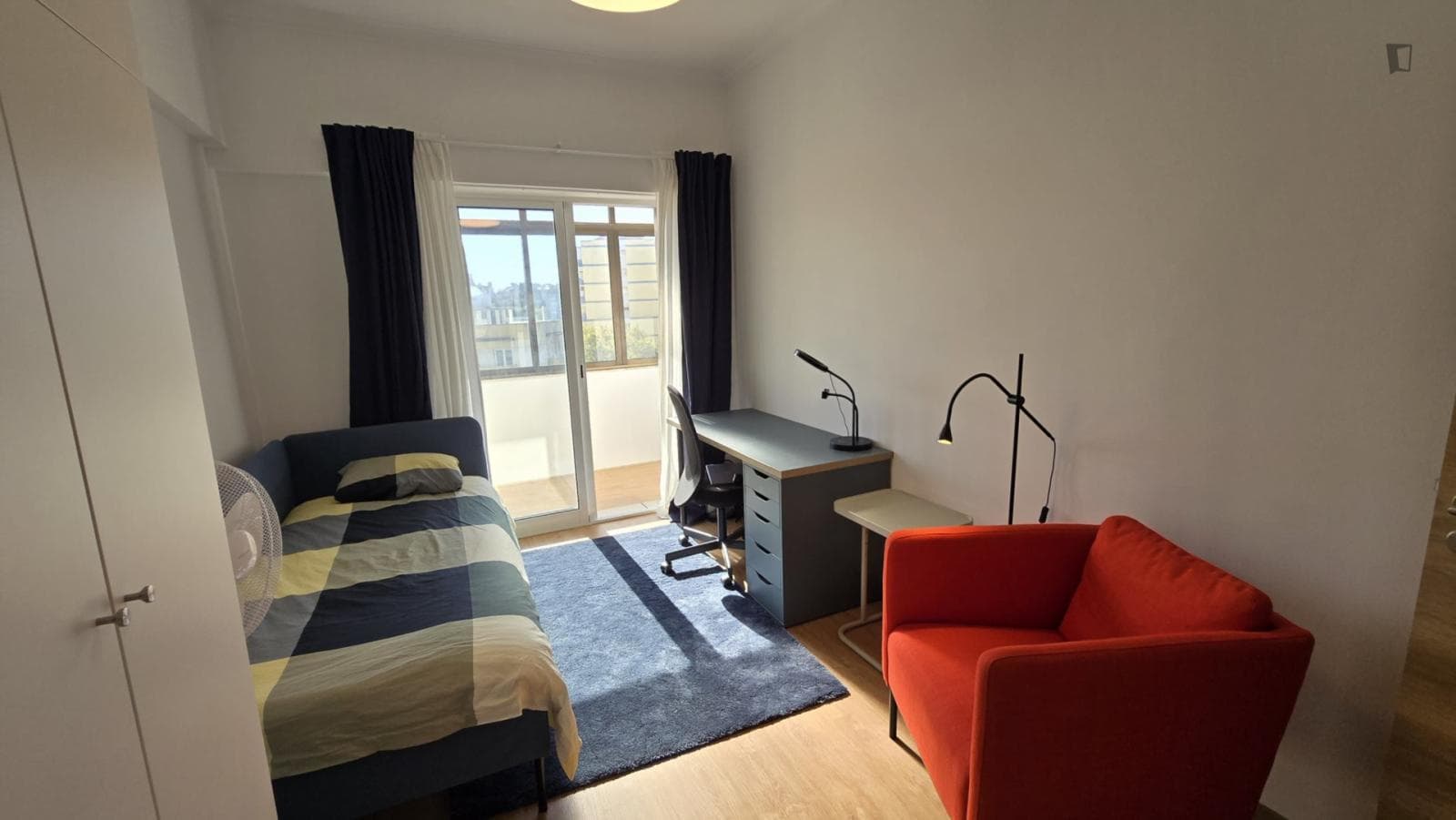Sunny bedroom next to Lisbon University Campus photo 1