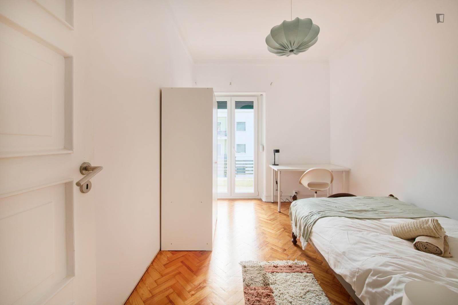 Brilliant double bedroom in Entrecampos photo 1