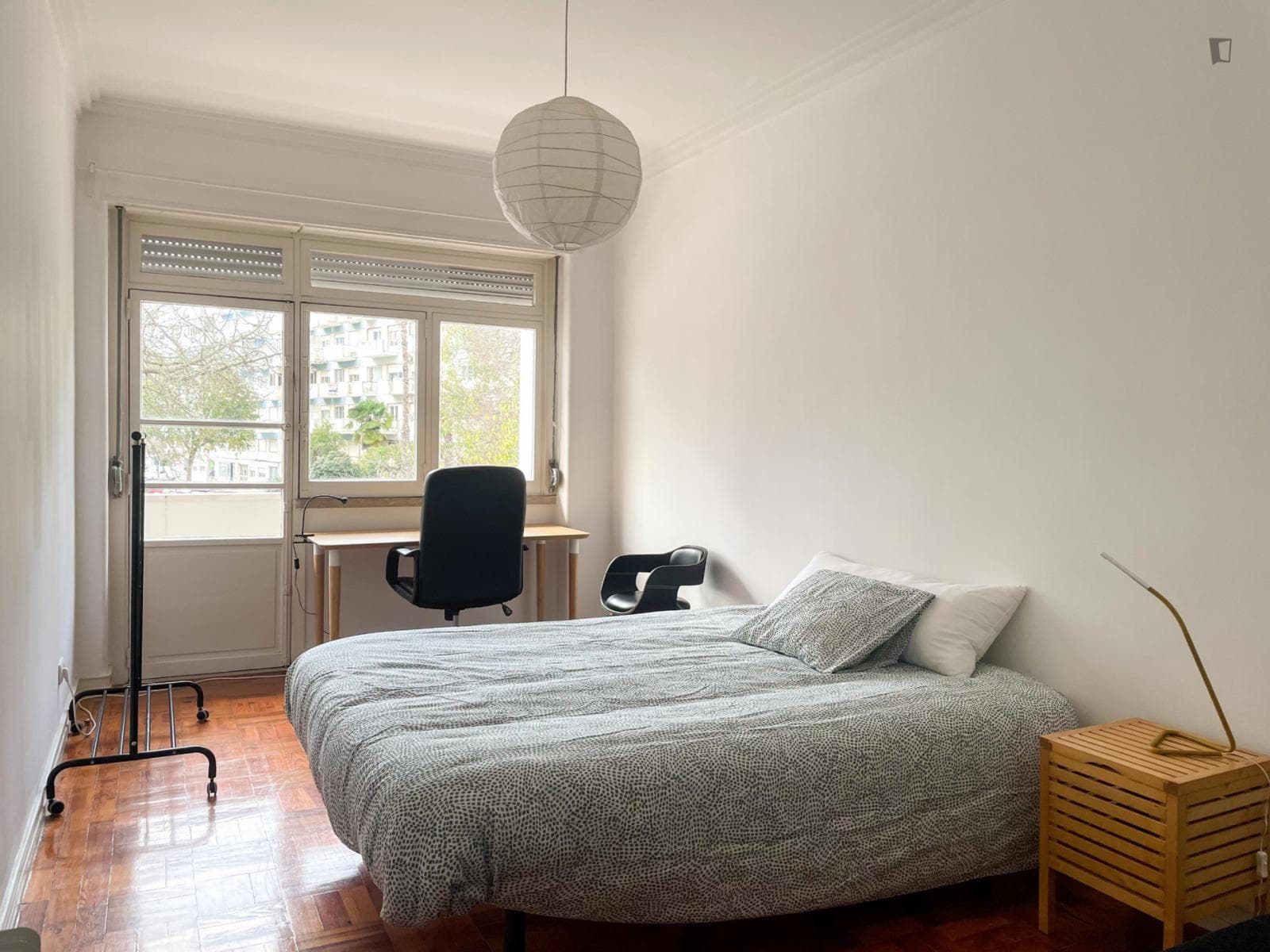 Lovely and bright double bedroom next to Jardim Zoológico metro station photo 1