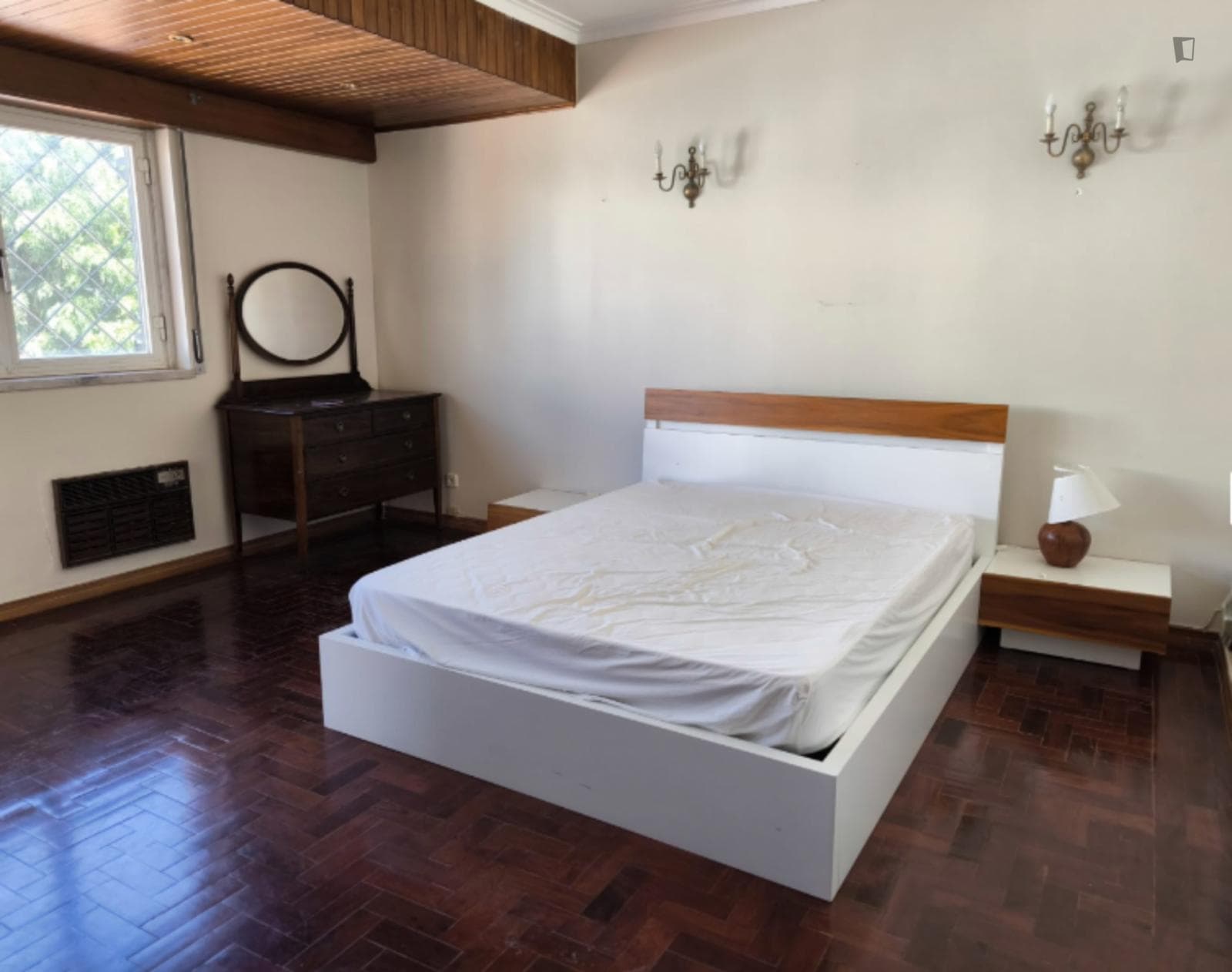 Spacious Double Bedroom close to São Pedro do Estoril Beach photo 1