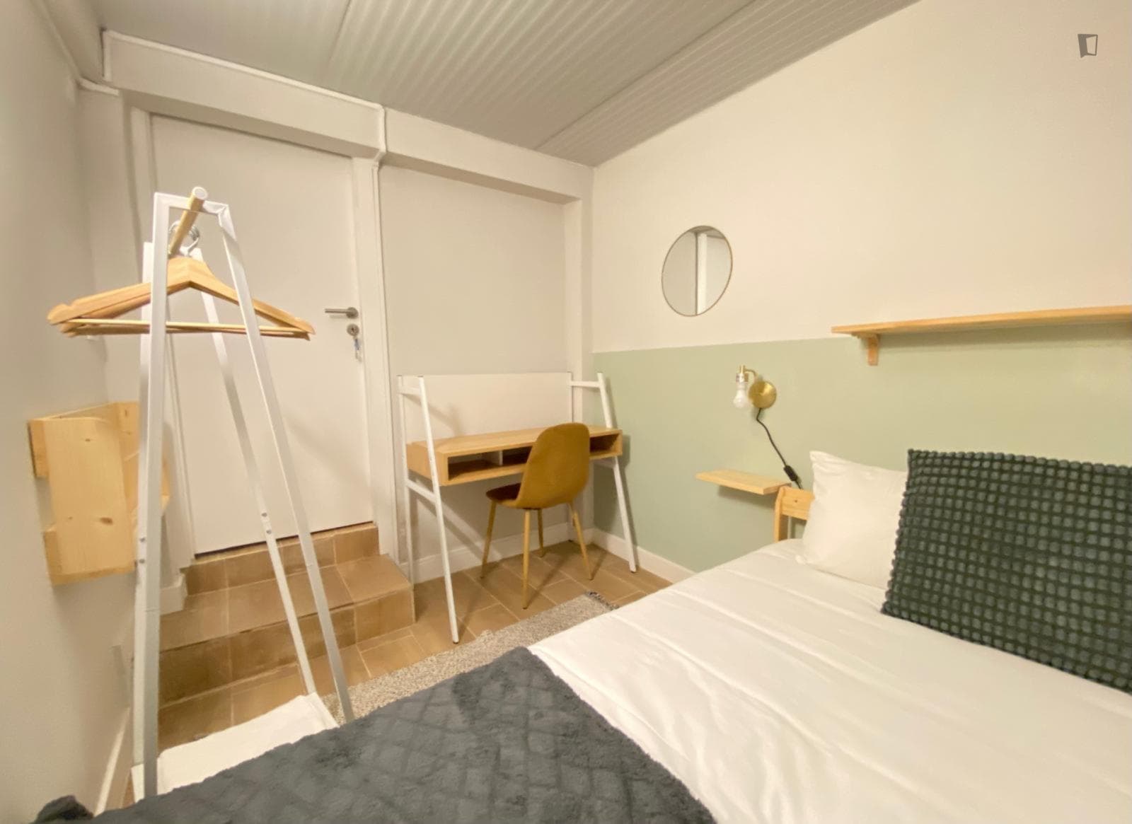 Double bedroom - room 6 photo 1