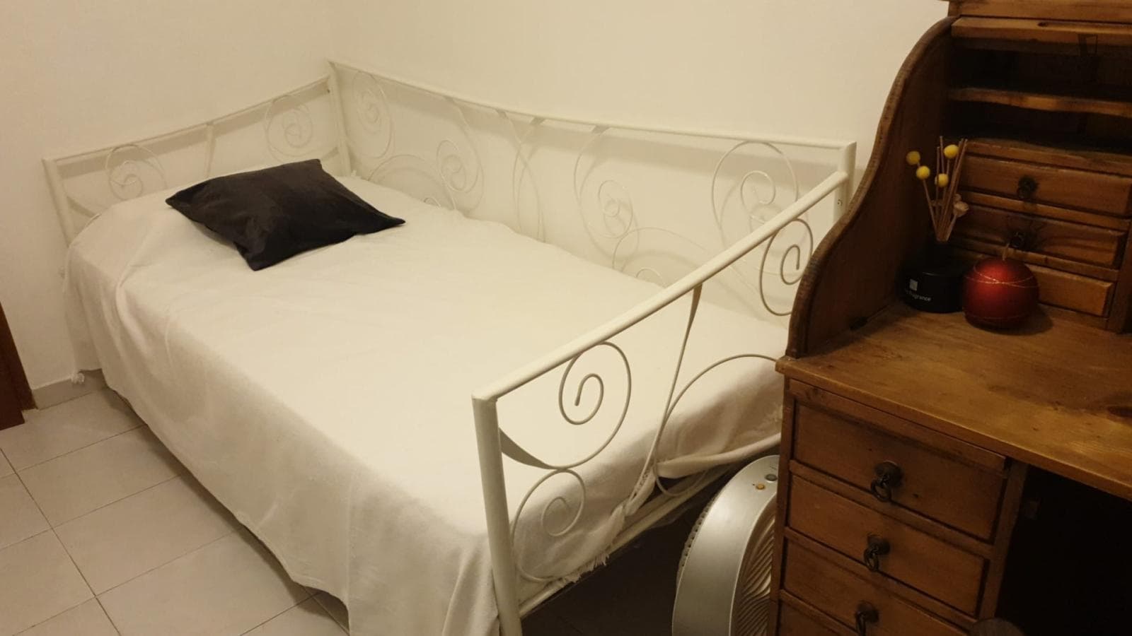 Lovely bedroom not too far from Escola Superior de Teatro e Cinema photo 1