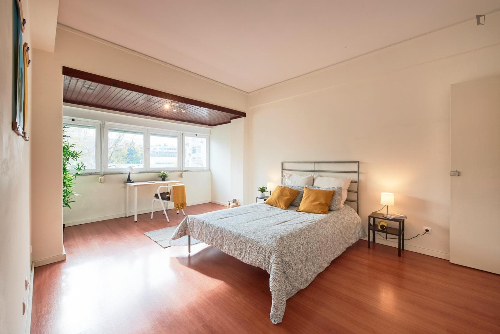 Spacious double bedroom close to ISEC photo 1