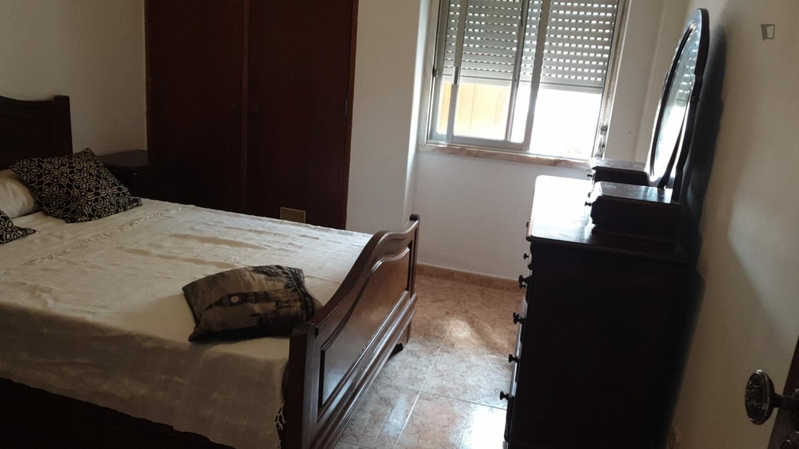 Nice double bedroom next to Amadora train station photo 1