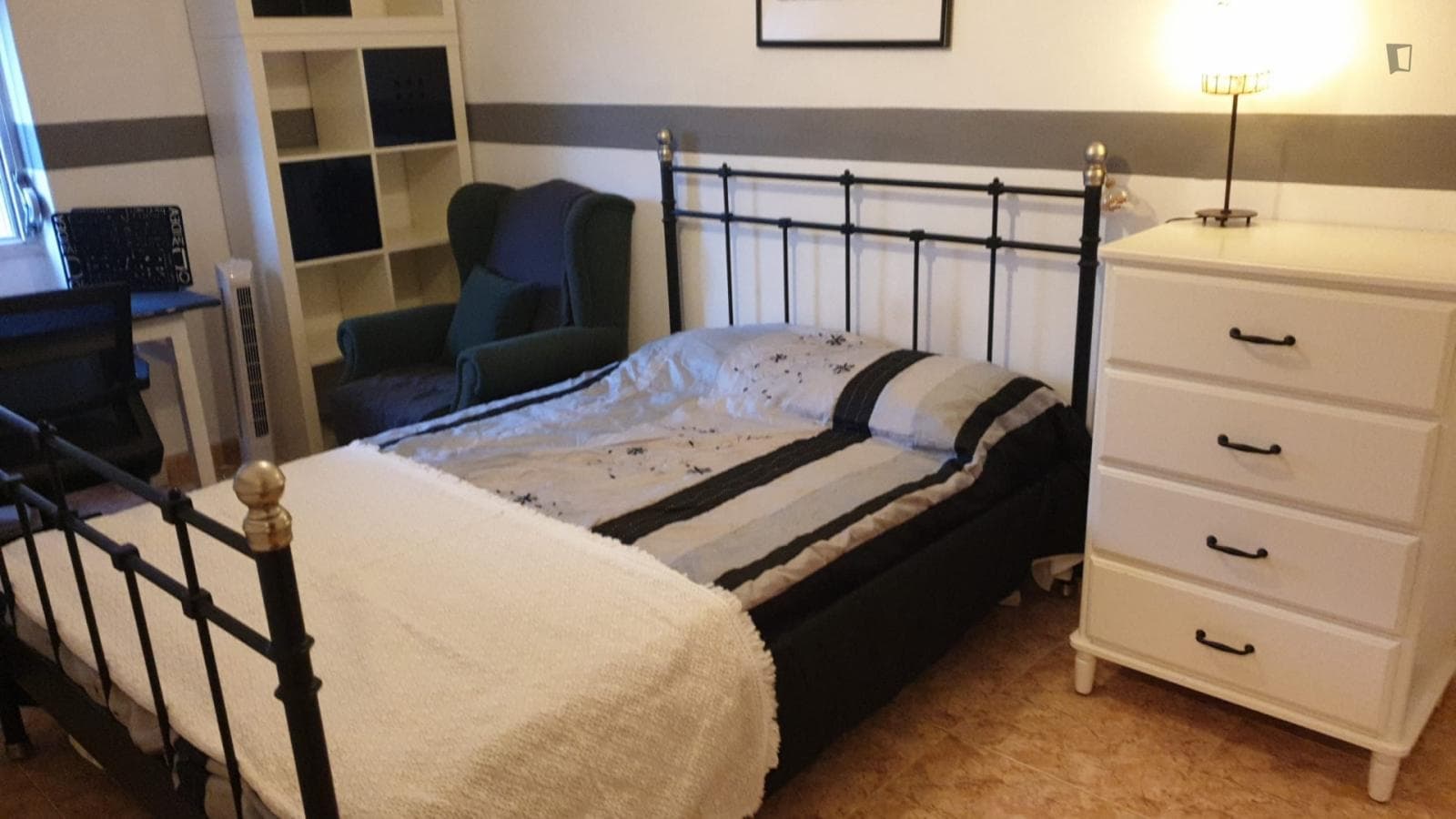Cool double bedroom in a 4-bedroom flat photo 1