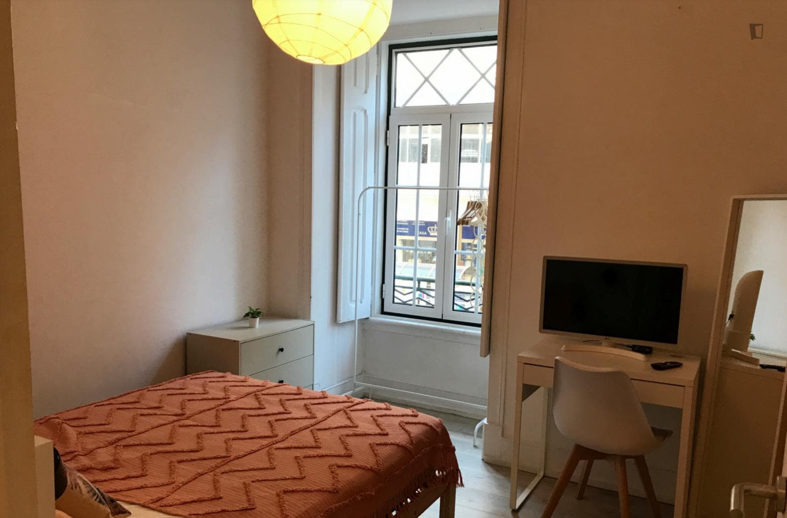 Appealing bedroom next to Saldanha metro station photo 1