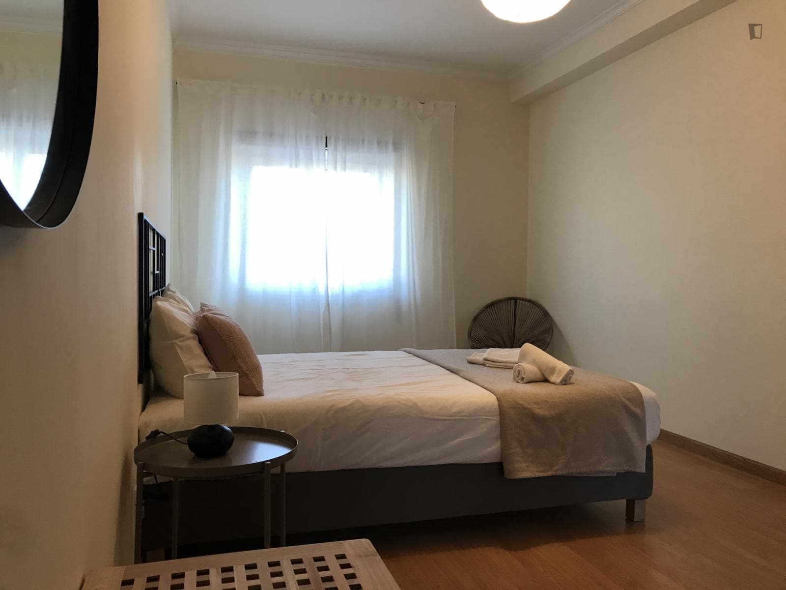 Luminous double bedroom with a private bathroom photo 1
