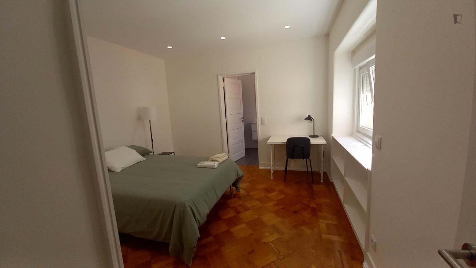 Double bedroom, with private bathroom, in 5-bedroom apartment photo 1