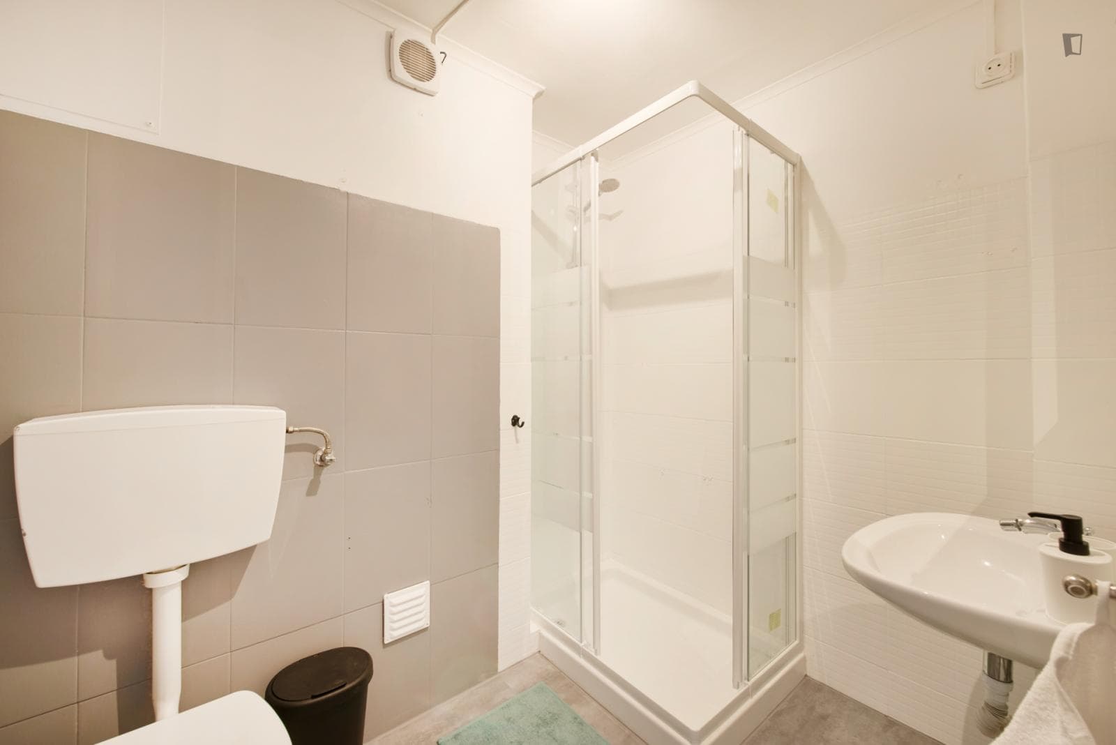 Marvellous bedroom next to Saldanha metro station photo 1