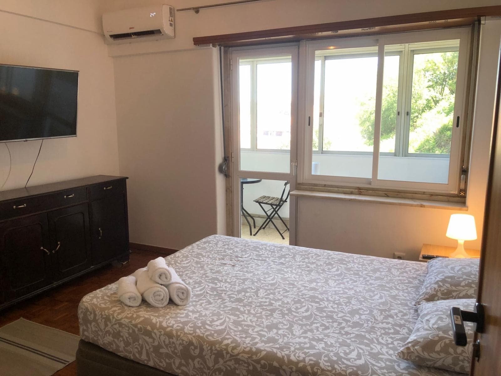 Spacious double bedroom, with enclosed balcony, near Anjos photo 1