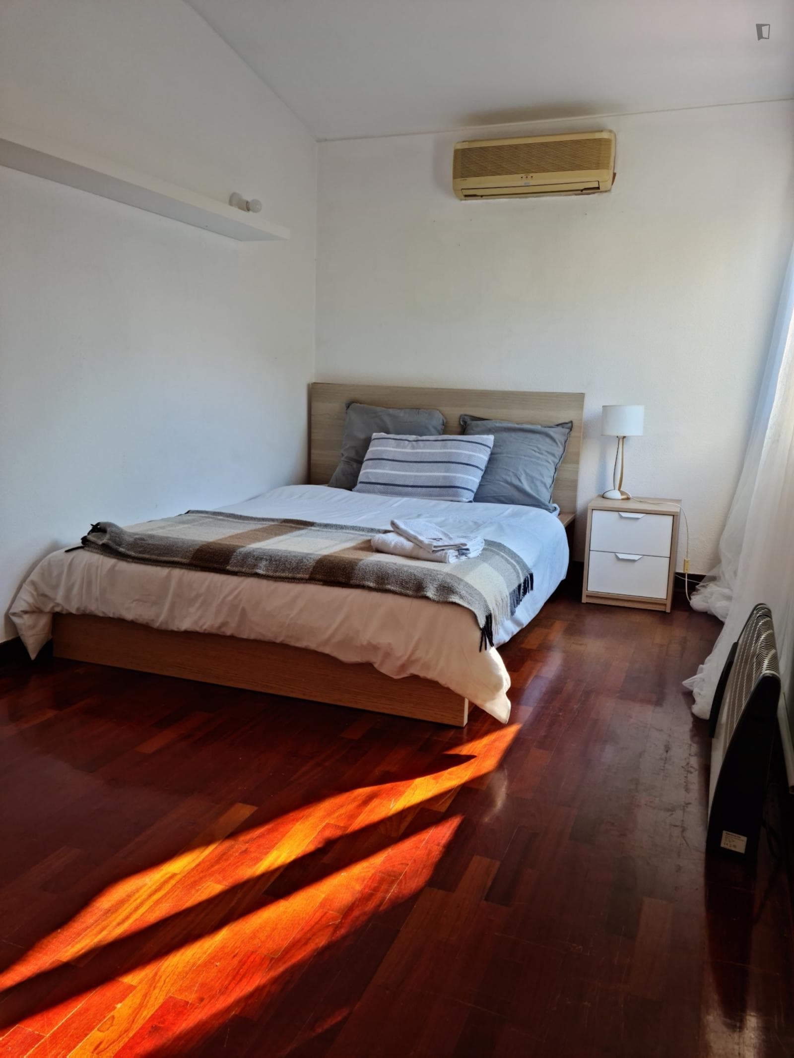 Sunny bedroom in Oeiras photo 1