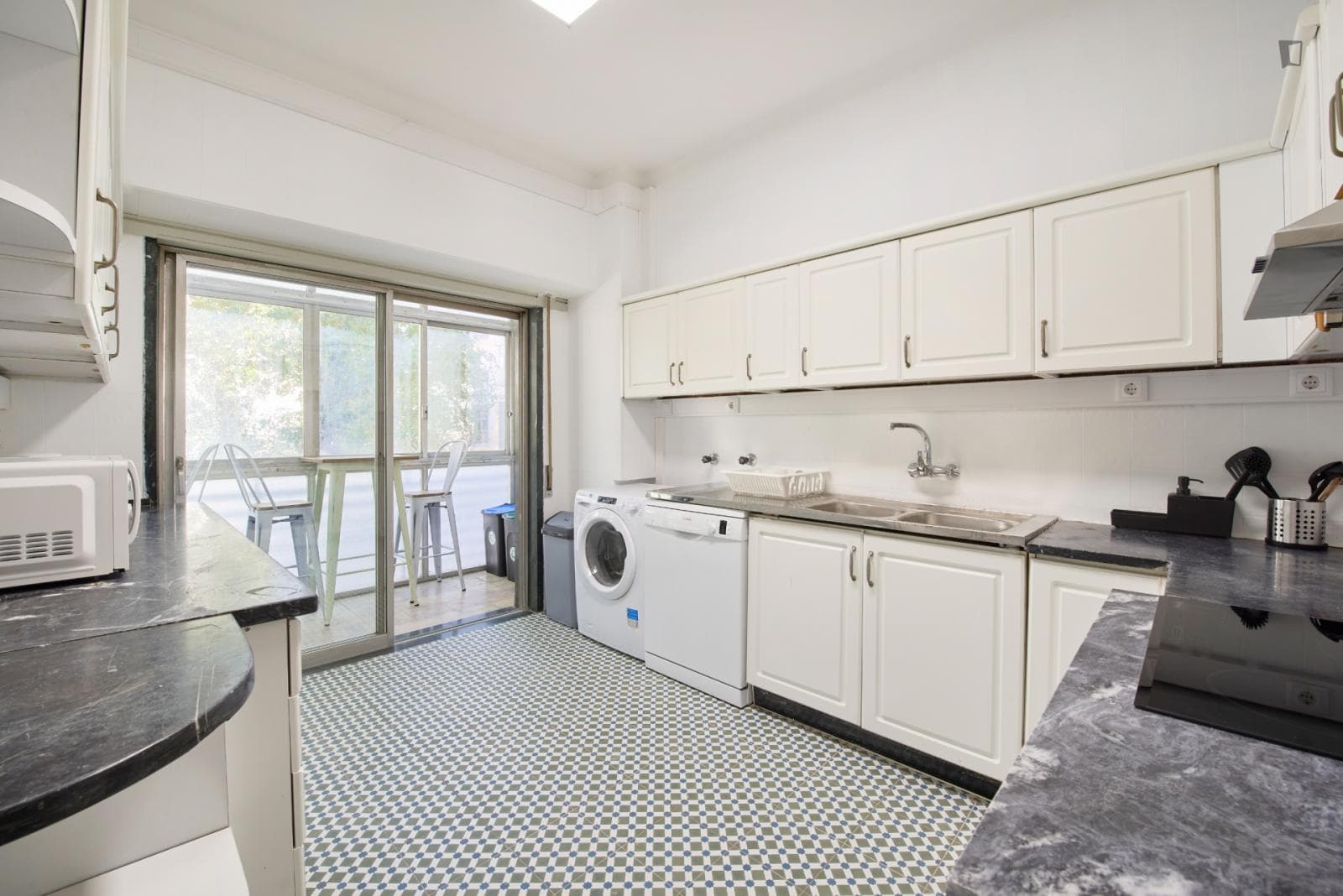 Inviting double bedroom in well-connected Arroios photo 1